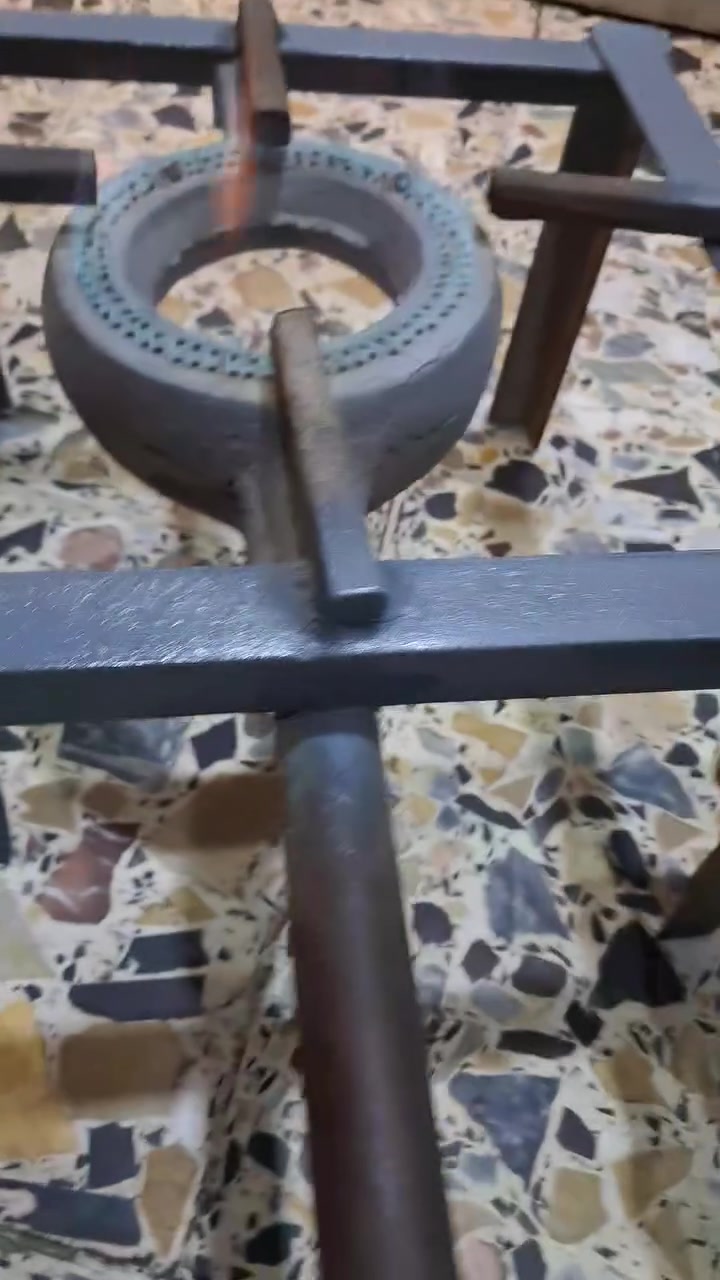 طباخ قديم حديد ثقيل صناعة عراقيه قديمة نظافة عالية شغال نار 🔥 زركة السعر ٣٠الف يوجد توصيل ***********سيد عباس
