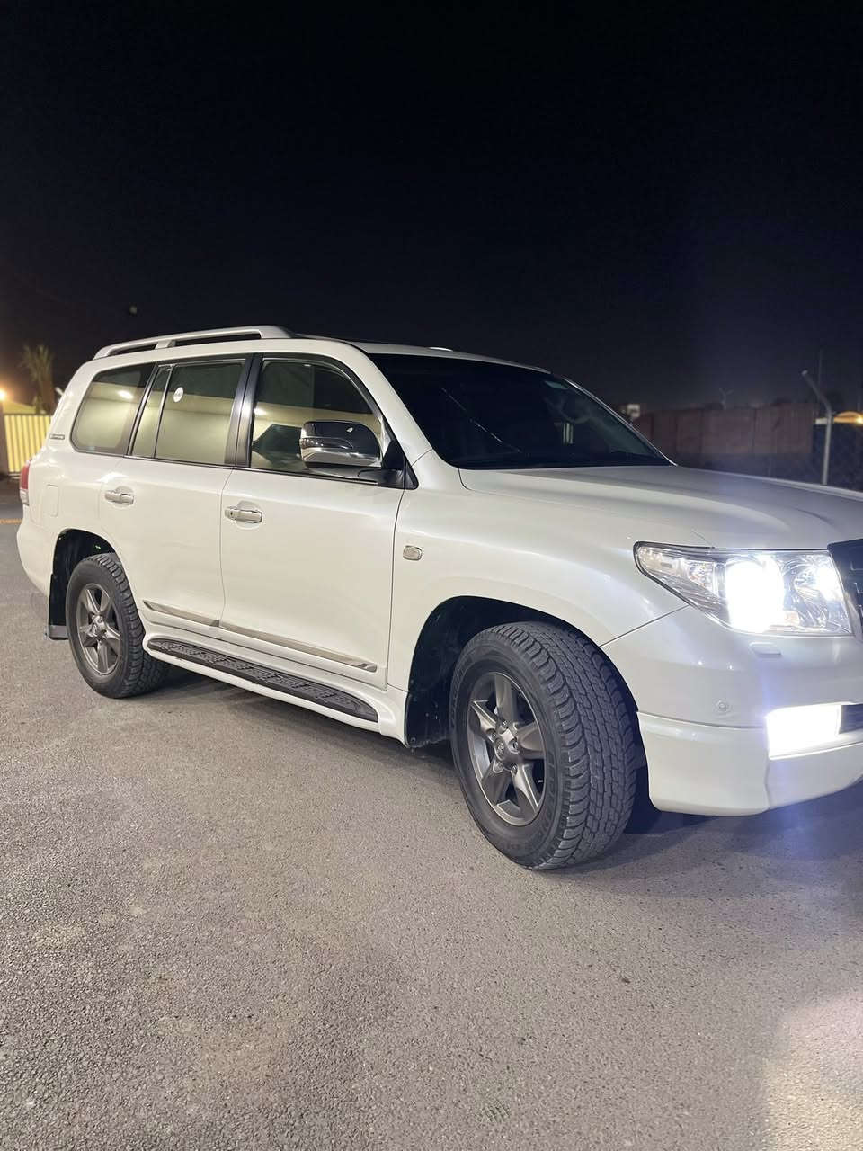 السلام عليكم لاند كروزر 2011  GX.R.  
فتحة
بصمة 
حساسات امامية خلفية
الدواخل جدد 
سعة المكينة  4000 (6v)
السيارة رقم اربيل بأسم كردي

موقع السيارة البلديات حي التجار مقابيل الامن العامة شارع العارضة 
للأستفسار ***********
