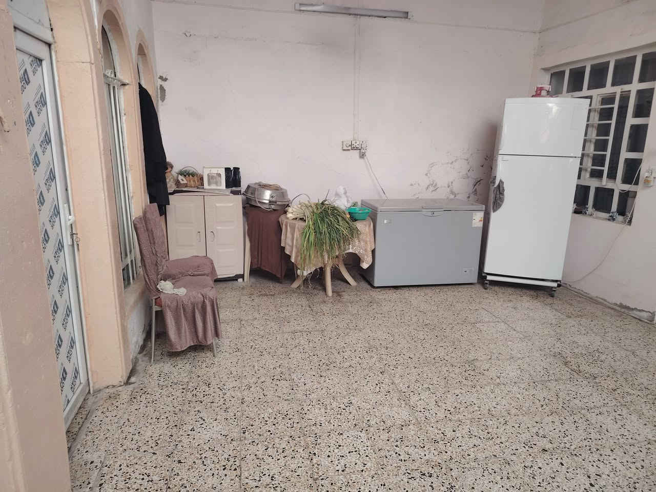 سلامو عليكم بيت مساحه 115 متر ما محرر زراعي يحتوي البيت على 4 غرف البيت  عنوان حمام السجن رقمي*********** التواصل عبر واتساب
سعر62مليون وبي مجال
