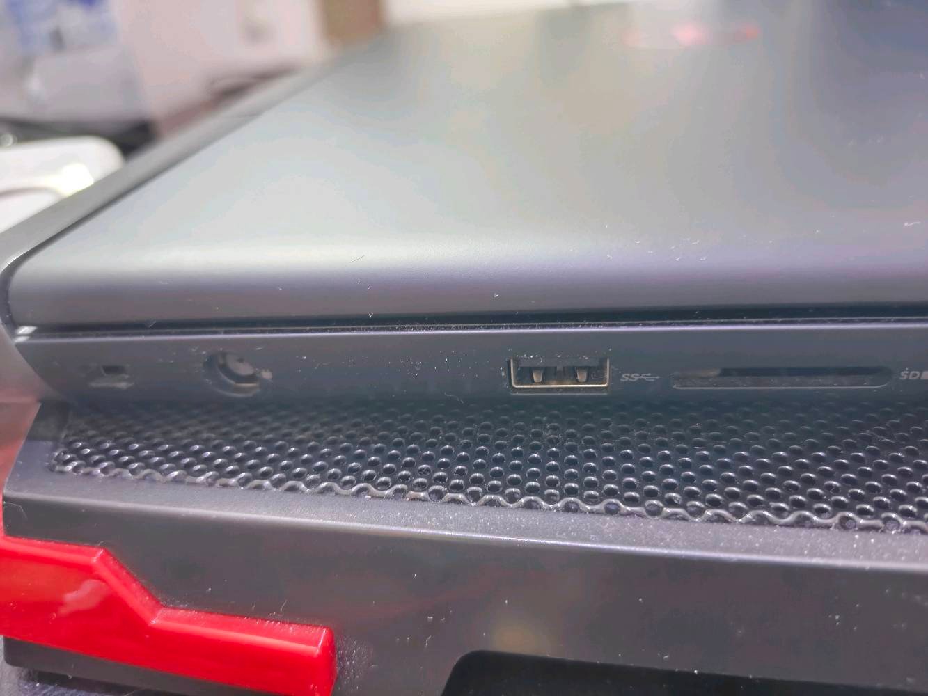 للبيع: لابتوب Dell Inspiron 15 7000 Gaming (P65F)
الجهاز نظيف وممتاز جداً للألعاب، المونتاج، والدراسة.
​مواصفات الجهاز:
​المعالج: Intel Core i7-7700HQ (جيل سابع فئة HQ القوية)

​كارت الشاشة المنفصل: Nvidia GeForce GTX 1050 Ti
  
​كارت الشاشة المدمج: Intel HD  Graphics 630

​الذاكرة (RAM): 16GB DDR4

​التخزين: 256GB SSD 

​الشاشة: 16 بوصة بدقة Full HD 

​الملحقات جميعها اصلية :

​الشاحن الأصلي للابتوب
​ماوس لاسلكي (Wireless)
​ماوس باد
​كيبورد خارجي
​مبرد لابتوب (Cooling Pad) هدية

​السعر:

​610.000 دينار عراقي (شامل كل الملحقات)  (مكاني كربلاء سيف سعد) 
​للتواصل يرجى مراسلة الخاص.