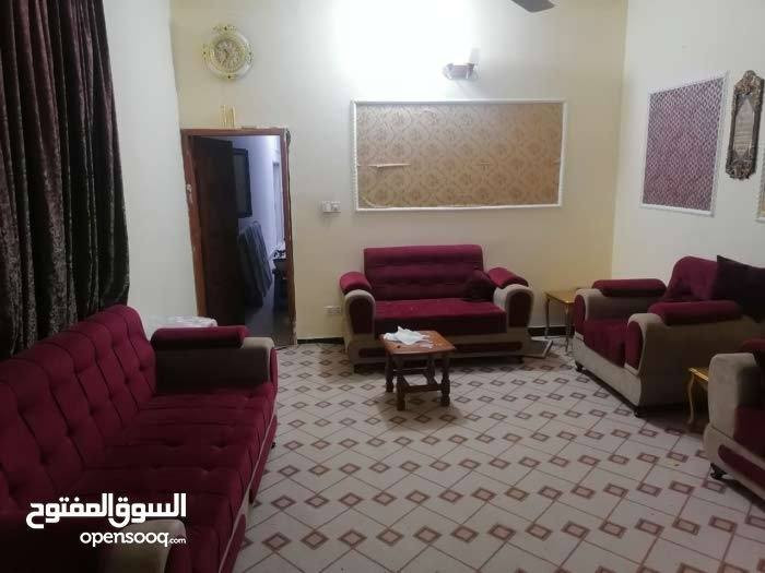 السلام عليكم
بيت طابقين زراعي للبيع.
الطابو باسم عراقي سند 23
البناء : الارضي طابوق، الاول ثرمستون. بناء حديث تقريبا سنة 2019
مساحة الارض 470 م.م
البيت مقسم الى 4 شقق متماثلة، 2 بكل طابق
كل شقة تتكون من غرفتين ومشتملات وهول داخلي.
احدى الشقتين الارضيتين تحتوي غرفة واستقبال اضافيات، يعني بيهه غرفتين + الاستقبال+ هول
مساحة البناء تقريبا : الجوه 260 م.م والفوك208
مساحة الشقة الواحدة  104 م.م تقريبا 
بس الشقة الجوه تقريبا 160 مساحتهه
والترك تقريبا 210، يعني يكفي تضيف بناء واسع اذا تريد
كفرصة استثمارية راقي ، قريب على شارع كردلان الرئيسي وعقارات الابرار. الشارع ماله مبلط وكل الخدمات متوفرة، يعني اذا تريد تأجره عليه طلب قوي.
م/ البيت بيه ورثة بس كلهم بالغين، 4 منهم ساكنين بالبيت نفسه
للاتصال :***********
