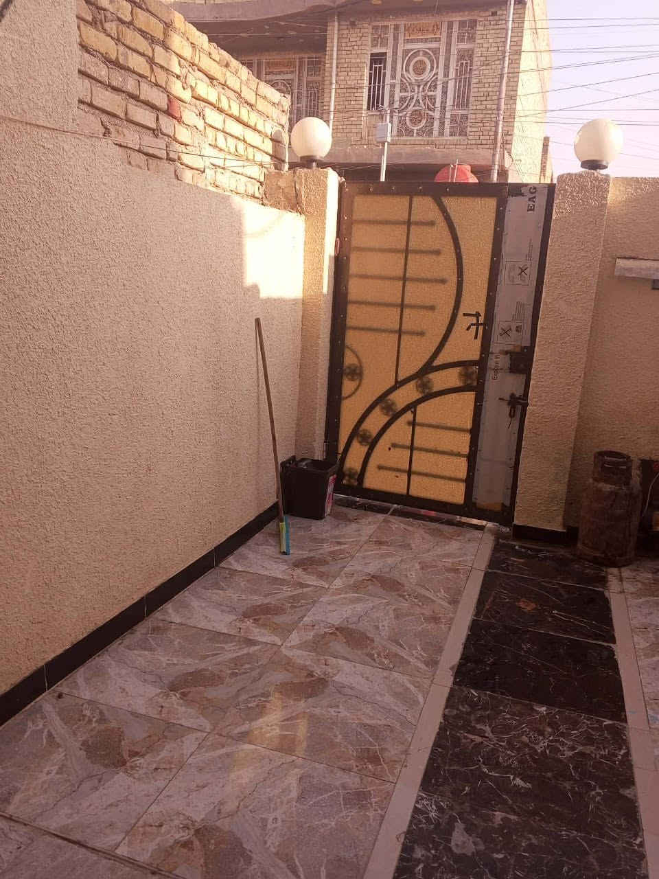 ب17 مشتمل طابقين الاول كامل الثاني هيكل نقص سقف زين القوس شارع ابالفضل مقابيل المدرسة الصينيه  مطلوب 95 // لاتتصل اذا بس تعامل رجاءً 
متكون من استقبال صاله غرفه والثاني كذلك ***********
