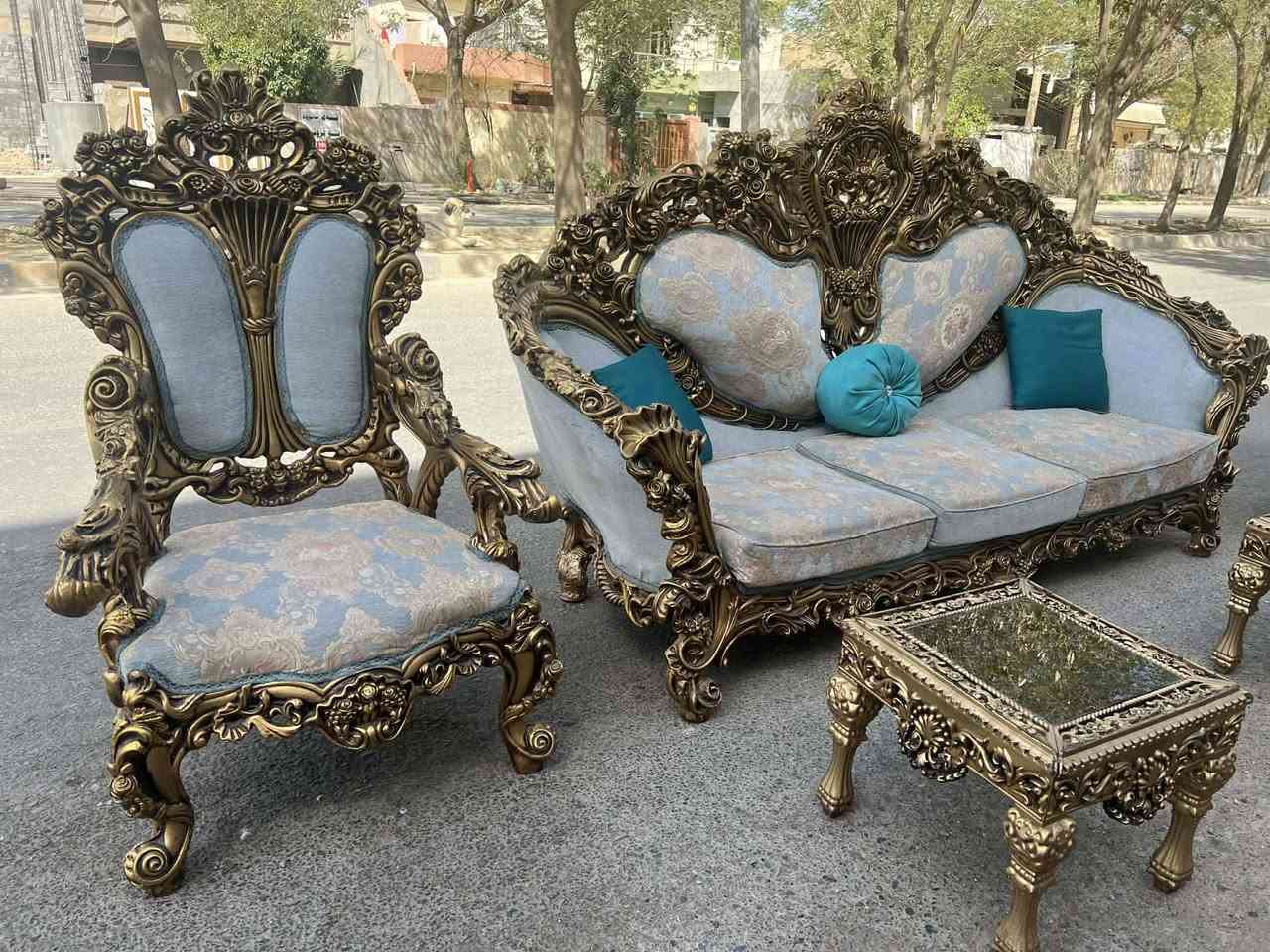 سلاوهاورییان
ئە م تاقمە کلاسیکە بۆفرۆشتن
10نە فە رییە شتیکی نمونە ییە  و تایبە تە
ژ.م***********
شوین.کە لار شەهیدان سە رجادە ی ئاوارە کان
