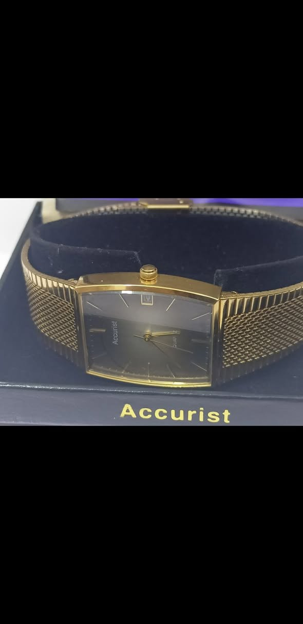 السلام عليكم 
بعد أذن القائمين على الاداره 
ساعه ماركه(Accurist) اكيوريست
كوارتز _الابعاد ٢٧ × ٣١ ملم 
المينه لونين _منفذ شهري 
مع العلبه والاوراق لوك غير مستخدم 
السعر ١٣٠ الف 
توصيل جميع محافظات العراق 
تواصل ماسنجر 
وات ساب ***********
