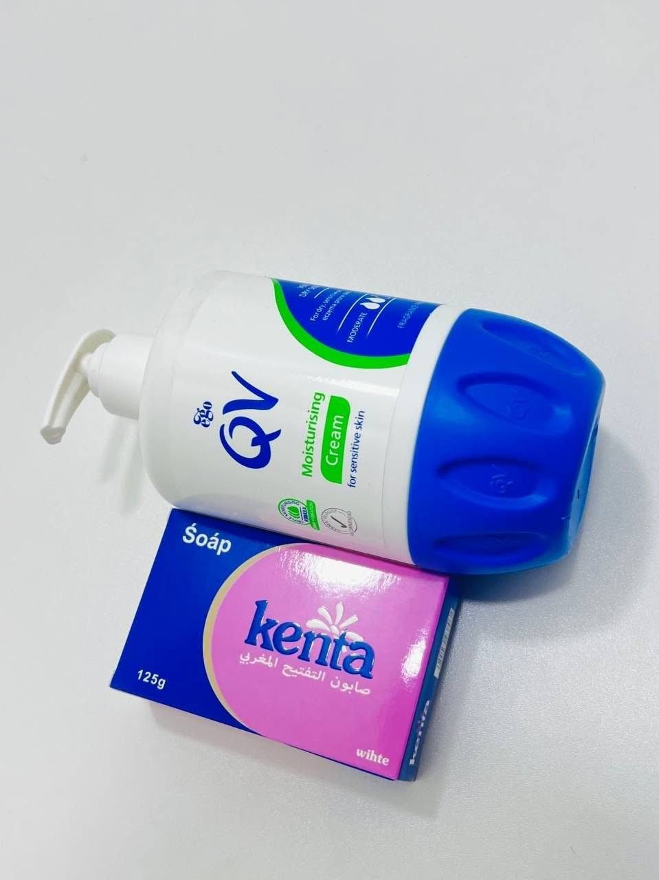 روتين العناية المتكامل (تفتيح وترطيب)

​1. صابونة كينتا (Kenta Soap)
​الوظيفة الأساسية: صابونة مخصصة للتفتيح والترطيب.
​المميزات: * تعمل على تنظيف البشرة بلطف دون التسبب في جفافها.
​تساعد في توحيد لون البشرة 

​2. كريم كيوفي 
​الوظيفة الأساسية: ترطيب عميق وحماية للبشرة.
​المميزات:
​قوام غني: مثالي للبشرة شديدة الجفاف والحساسة.
​
​طريقة الاستخدام المقترحة:
​التنظيف: ابدأ بغسل المنطقة المراد العناية بها باستخدام صابونة كينتا للحصول على تنظيف وتفتيح أولي.
​الترطيب: بعد التجفيف مباشرة، ضع كمية مناسبة من كريم كيوفي لحماية البشرة وضمان ملمس ناعم طوال اليوم.
​نصيحة: للحصول على أفضل نتائج في التفتيح، استمر على هذا الروتين يومياً وابتعد عن التعرض المباشر لأشعة الشمس دون واقي.

سعر خاص 
توصيل بغداد 4 محافظات 6


**إذا كنت صاحب هذا الإعلان وتريد حذفه لأي سبب، رجاءا أرسل رسالة إلى الدعم الفني**
