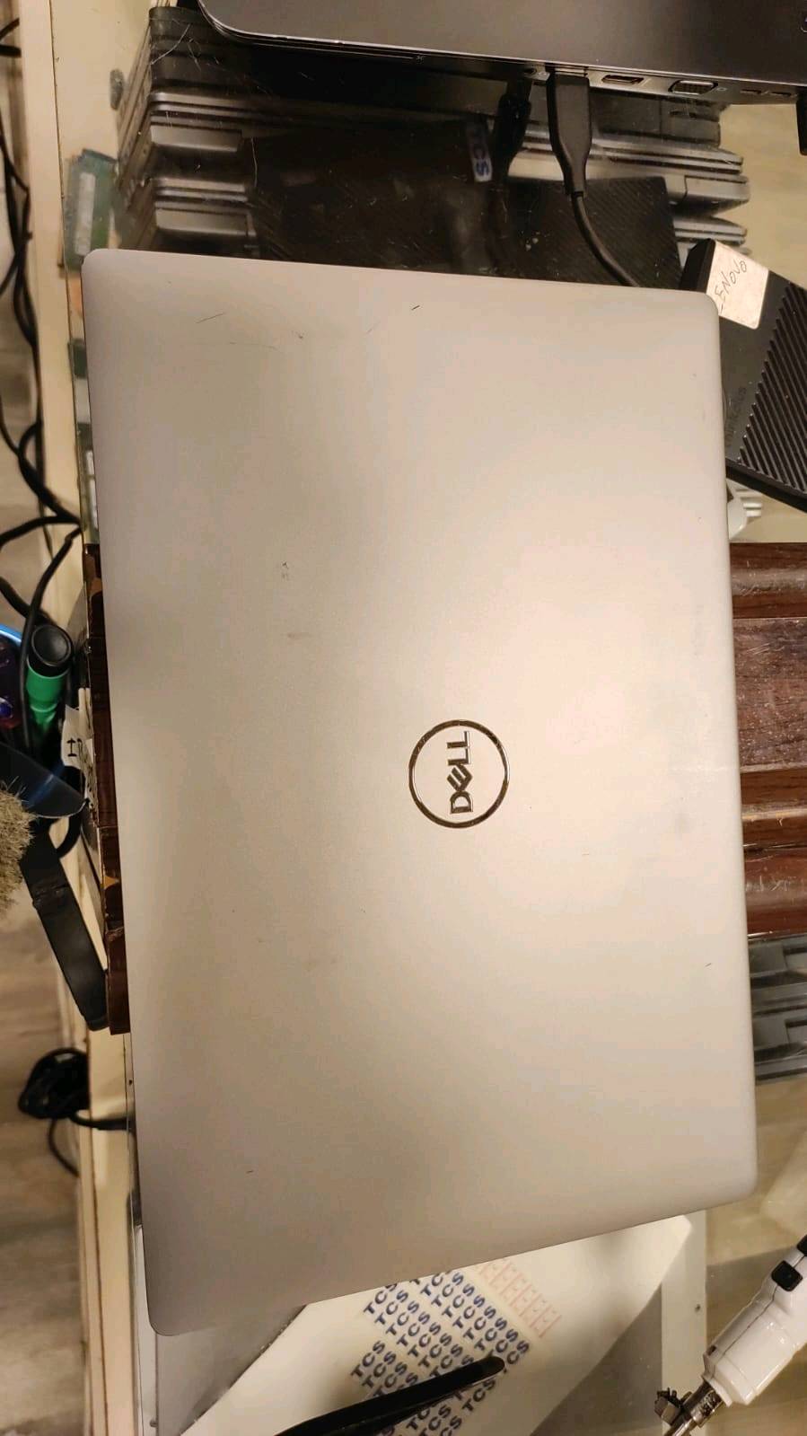 سلام عليكم 
1/لابتوب كور i5 جيل 10 
2/رام 8 (هارد 256SSD)
3/حجم الشاشه 14 انج 
4/(لمس) كيبورد انكليزي و بي لزكات عربي نضافه 95/100 
فقط شخط بسيط بل ضهر تصلن ما يبين 
5/كيبورد RGB
6/شاحنه لاصليه 
السعر375و بيها مجال للشراي (بسيط)العنوان ميسان حي الشهداء بلخدمي للستفسار الاتصال على الرقم (***********)