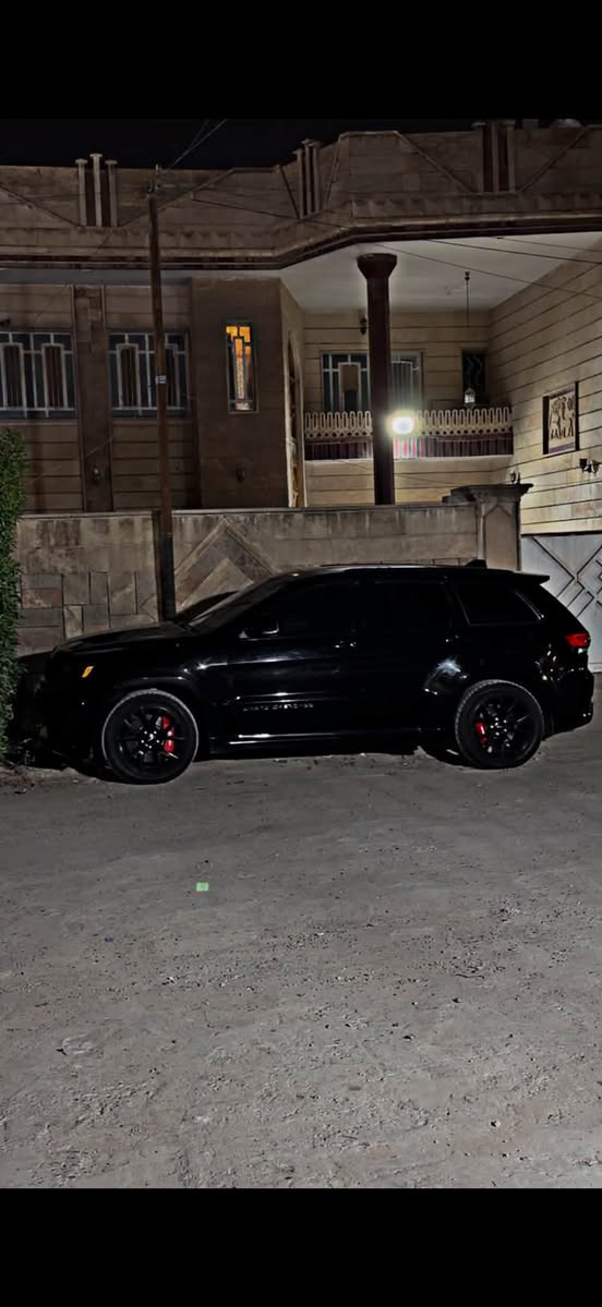 السلام عليكم
الموديل : 2020
الفئة : جيب اس ار تي Jeep / SRT/V8/ 6400 
العداد :33.000
رقم بغداد الجديد وهزة جديده ومابيها اي نقص واحلى من الصور 
مكان السيارة :  بغداد الغدير او السيديه 
المواصفات .
*  
* رادار امامي مع مانع تصادم . 
* نظام الاسطفاف الالي (اوتوپارك) . 
* نظام تحذير الخروج عن المسار . 
* دفع رباعي 4x4 . 
* فرش المقاعد من الجلد والشاموا . 
* دشبول جلد  . 
* صفي المقاعد الأمامية كهربائية .
* ذاكرة لحفظ وضعيات الجلوس ( كرسي السائق ميموري) . 
* صفي المقاعد الأمامية مع تبريد وتدفئة . 
* صف المقاعد الخلفية مع تدفئة . 
* انظمة القيادة على حلبات السباق  (رياضي) . 
* نقطة عمياء  ( رادار جانبي) .
* ويل SRT  اكبر حجم قياس 20 انج .
* مقود  (ستيرن) السائق كهربائي . 
* تدفئة ستيرن . 
* سقف بانوراما .
* شاشه كبيرة 
* مصابيح امامية زنون . 
* المصابيح الأمامية مع LED لايت . 
*مصابيح خلفيه (بك لايت)  لد
* كشافات ضباب بروجكتر زنون . 
* سقف المقصورة مغلف بالشاموا . 
* تشغيل عن بعد .
* صندوق كهربائي .
* حساسات أمامية اصليه تظهر في الدشبول . 
* حساسات خلفية اصليه تظهر في الدشبول  .
* كاميرا خلفية اصليه دواره  .
* بخاخ ماء لتنظيف المصابيح الامامية (زراك لايت) .
* مرايا متحسسه للضوء العالي . 
* بلوتوث تلفون . 
* محدد سرعة  ( كروز سرعه ). 
*  رادار خلفي نظام بريك اوتماتيكي ( Auto Break System ) .
*ايرباكات عدد ١٢ 
*نظام صعود مرتفعات
*نظام تزحلق 
*نظام معرفة ضغط الاطارات
*نظام اقتصاد بالوقود eco
*نظام مكابح  EBD
وعليها درگة فورجد RPM
لايتات اوركال متغير ومنظومة زينون
.مفرغة وعليها برمجة مصطفى ايكل
حادث السياره قطعتين جاملغ وباب سايق سطحي  ومبدلات لون ماكو اي قطرة صبغ بالسياره وسونار موجود 
للبيع او مراوس السعر  : 31.300$ وبيها مجال بسيط 
.
للاستفسار الاتصال على هذا الرقم : 
*********** واتساب
