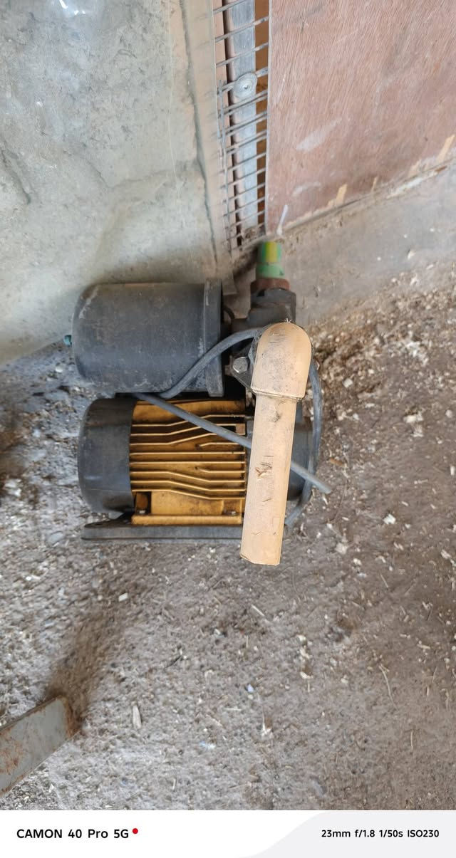 السلام عليكم بعد إذن الجميع
سقيفه عرض ٢.٥*٢.٥ 

دكت 

براميل 

قاطعه فنكر

ماطور ماء 

اليحب يتفضل خاص
أو يتصل يوجد واتس
***********
مكاني التاجي مقابل المعسكر
