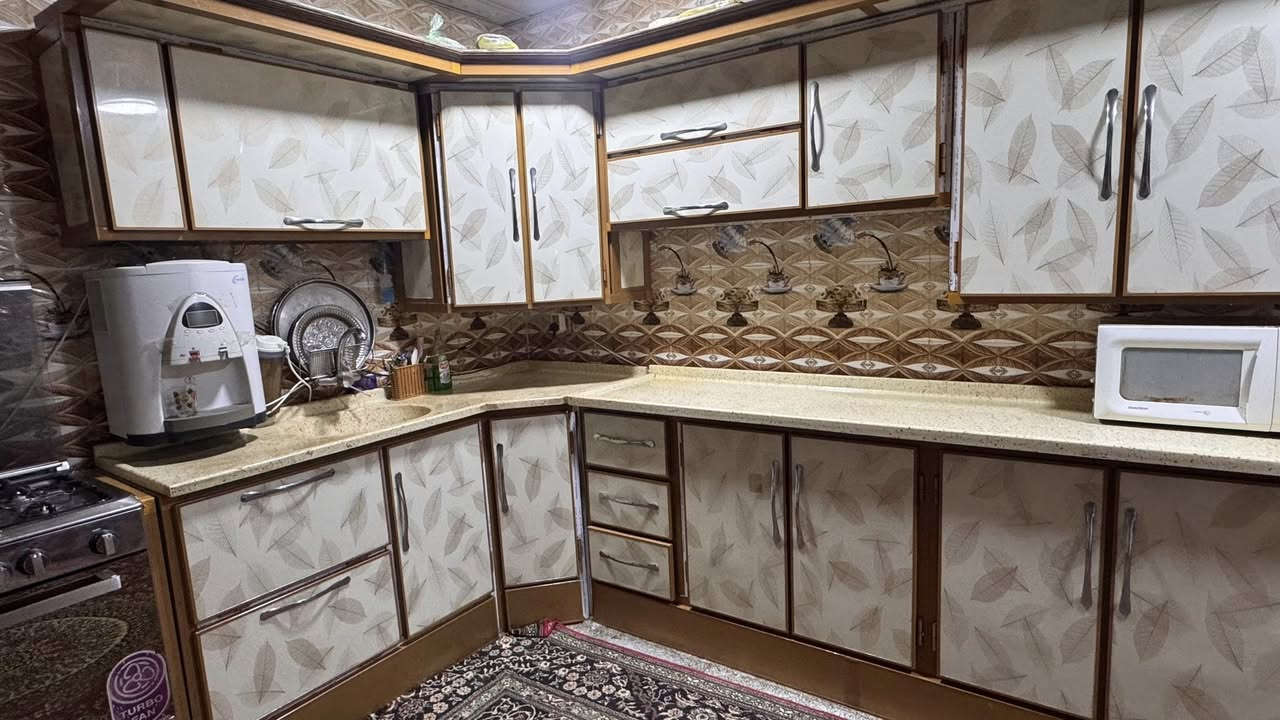 كاونتر للبيع !! نضيف وبحالة ممتازة جداً الطول 4 امتار ونص السعر 600 الف المكان كربلاء طويريج حي الضباط للتواصل :***********
