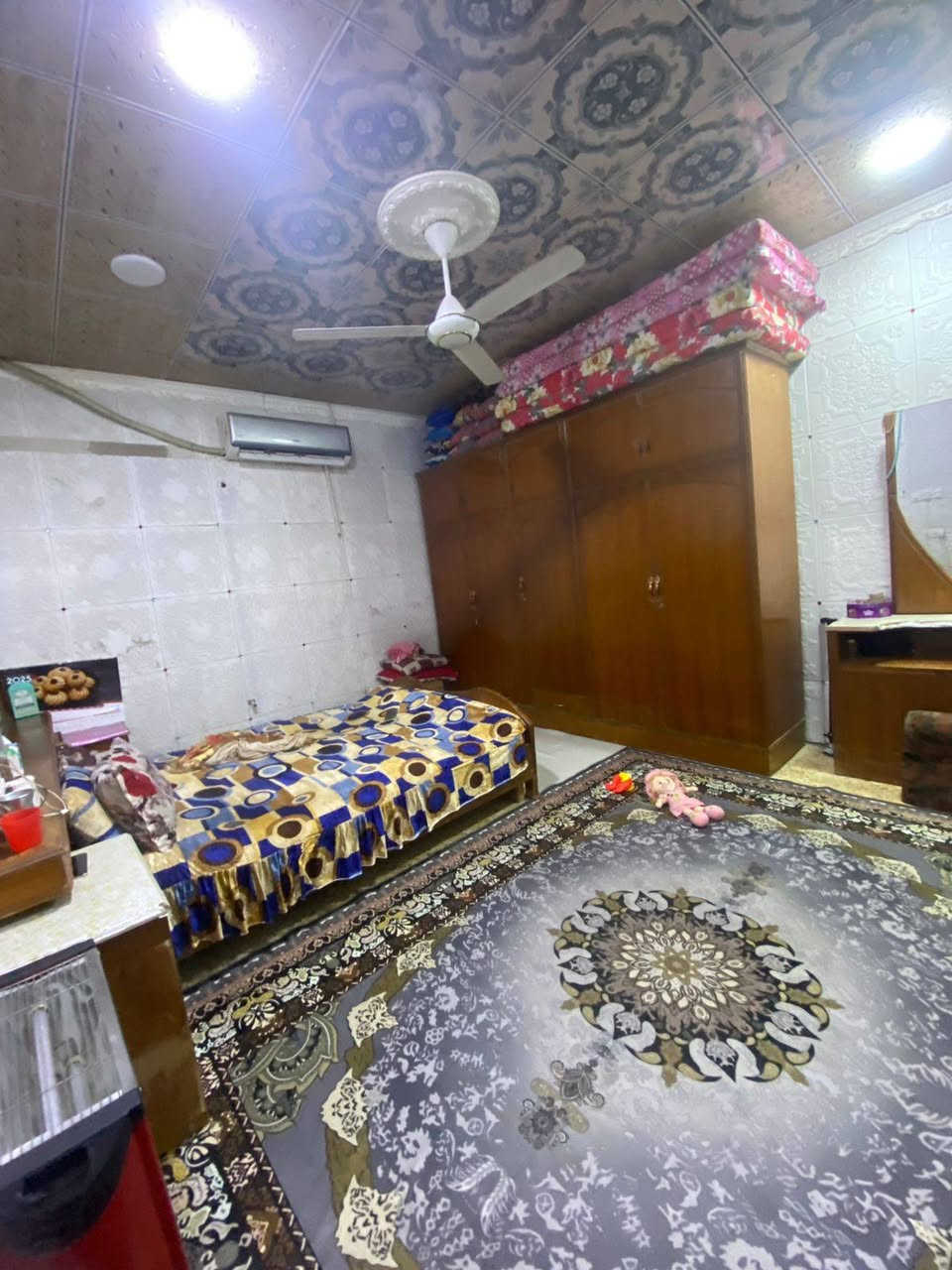 السلام عليكم جميعاً تحية طيبة
يتوفر بيت للبيع طابو صرف عالي عن الشارع في الحيانية / التأميم / شارع البلدية الشارع المقابل للمجلس البلدي ( احمد حنون ) والركن الثاني مقابل باب المستوصف مساحة البيت 150 متر طابق ونصف / الطابق الأرضي يحتوي ع غرف نوم عدد 2 + موزع + صحيات داخلية + مطبخ + هول + استقبال + صحيات خارجية عدد 2 
الطابق الاول يحتوي ع غرف نوم عدد 2 + موزع + صحيات 
البناء قديم بحالة  جيدة السقف  عكادة واغلب اجزاء البيت تم ترميمها حديثاً الطابق الأرضي مقسوم نصفين البيت يصلح للسكن اذا كانت العائلة كبيرة ويصلح للأستثمار (ايجار) سعر البيت 105 مليون قابل للتفاوض للتواصل والاستفسار الاتصال ع الرقم ***********//***********
