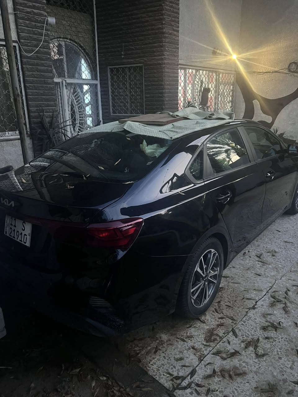 سلام عليكم اخوان  للبيع 
كيا فورتي وارد أمريكي كير ايتي المرغوب
سعر 137ورقه  رجا قرائت المنشور كامل 
موديل 22 
ماشيه 50 
بيها تخم تايرات جدد 
غرفتها جديده 
سياره اخت الزيرو  بل نضافه مالتها 
تدفئه تبريد تبريدها ثلج 
تحكمات استيرن جهتين 
كامره دواره 
تحديد مسار 
مثبت سرعه 
موصفاته معروفه 
محرك 2000 ( دوش) 
وكير (ايتي) المرغوب 
بل سونار يطّلع جاملغ وبنيد مفتوح 
ولاكن هنه مبدلات اصلي نفس الون 
ضربتها جهه السايق بيها اصبع بل لغد ول شاصي كفاله بدون تعمير بدون معجون 
فقط سحب رقمها بغداد 
ومكاني حي التجار بغداد 
سعرها 137 ورقه 
*********** اتصال فقط 
*********** وتساب فقط 

ملاحظة عليها زنون شاده ب600$
