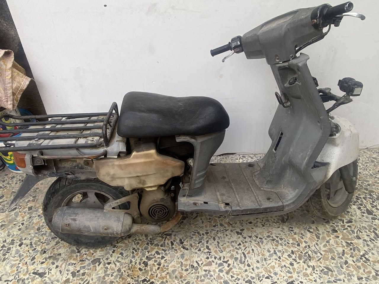 سلام عليكم دراجه شغاله وناعمه نقص باتري وكفرات الدراجه سلف وهندر شغاله مال كراب السعر ب٢٠٠ مكاني بغداد الدوره وهذا رقمي ***********
