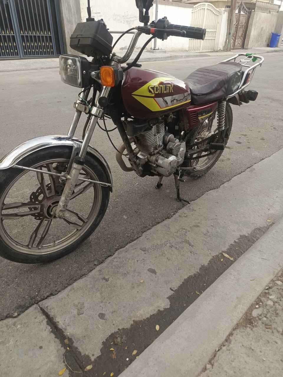 سلام عليكم دراجه ايراني سونك 23 نقص بس ابريك امامي 
دراجه كامله كهربائية شغاله سعر 550 وبيها مجال حك الجيه  مكاني بغداد الجديده تواصل واتساب ورقمي ***********.
