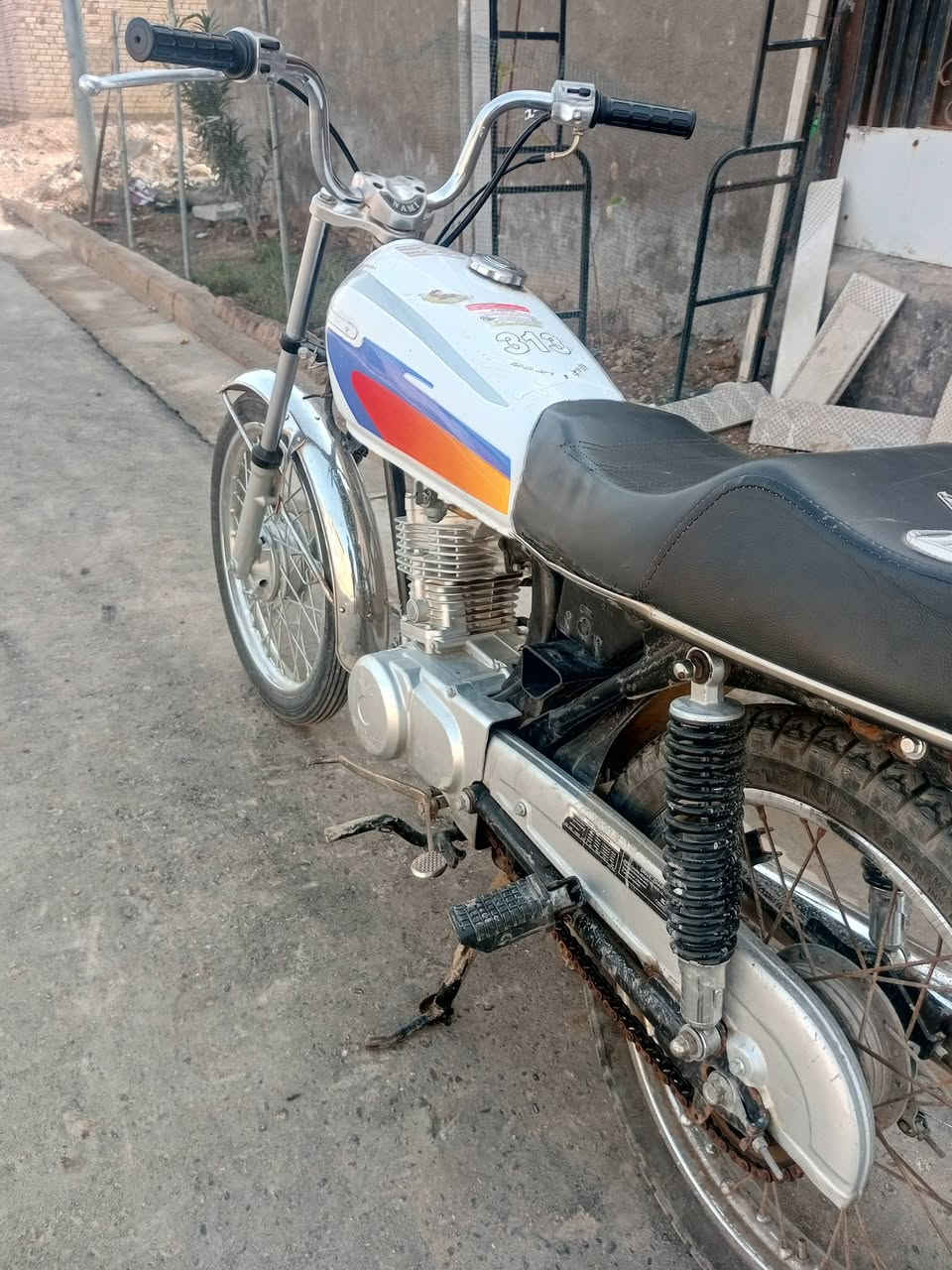 سلام عليكم شباب دراجه بدون اوراق مفكوله عشاير سعر دراجه 600وبيه مجال محرك مفكول تصال ***********
