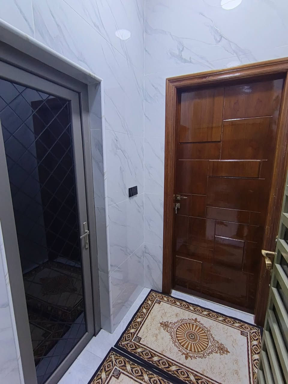 السلام عليكم 
بيت للبيع طابو صرف منطقه حي التربيه خلف مركز الشرطه مساحه ٢٠٠ متر على شارع ١٥ وحديقه تتوفر خدمات ماء وكهرباء ومدارس بناء حديث صارله ٤اشهر من كمل طابق واحد يتكون من غرفتين صاله ومطبخ حار وبارد صحيات داخليه وخارجيه وستقبال خارطه مهندس كلش مرتبه البيت درجه اولى متعوب عليه للاستفسار واتساب او اتصال *********** واعتذر عن الاطاله
