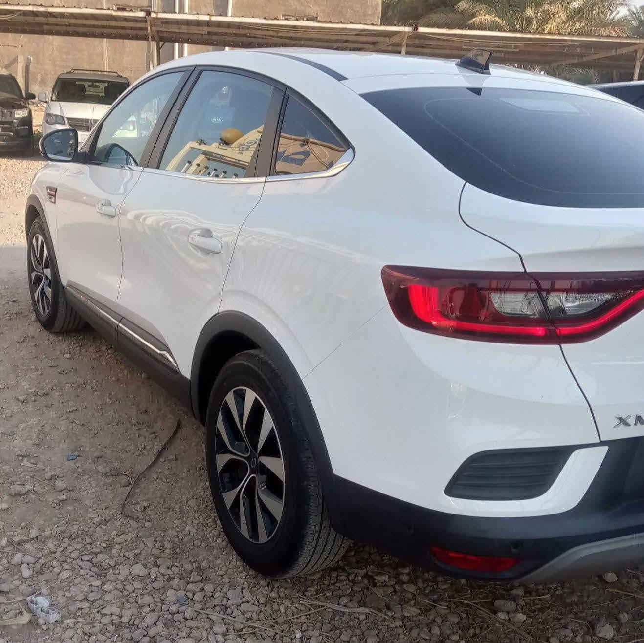 للبيع: رينو سامسونج XM3 موديل 2023 كوري (فل مواصفات)
السيارة تتميز بتصميم رياضي عصري (كوبيه-اس يو في) ومجهزة بأحدث تقنيات السلامة والرفاهية.
⚙️ المواصفات الميكانيكية والأداء:
المحرك: 1600(اقتصادي وعملي).
الممشى: 4800 كم بوضع الزيرو 
ناقل الحركة: أوتوماتيك مع شفتات بالستيرن للتحكم اليدوي.
نظام الكبح: سايد بريك كهربائي (Electronic Parking Brake).
💡 الإضاءة والتصميم الخارجي:
الإضاءة الأمامية: Full LED زينون لتوضيح عالي.
الإضاءة الخلفية: LED بتصميم متصل وأنيق.
الهيكل: تصميم رياضي انسيابي مع مساحة تخزين (جنطة) واسعة جداً.
🛡️ أنظمة السلامة والقيادة الذكية:
القيادة الذاتية: نظام رادار متطور مع تحديد المسار.
مثبت سرعة (Cruise Control): ذكي وتفاعلي.
وتسجيل كامرات الداش كام امامي وخلفي 
الحماية: رادار أمامي وخلفي + نظام كشف النقاط العمياء.
المساعدة على الركن: حساسات محيطية 360 درجة + كاميرا خلفية عالية الدقة.
✨ المقصورة والرفاهية:
المقاعد: جلد فاخر مع خاصية التدفئة للمقاعد الأمامية. ولتبريد
الجمالية: إنارة داخلية محيطية (Ambient Lighting) بألوان متعددة.
التكنولوجيا: شاشة لمس كبيرة، أوامر صوتية، ونظام صوتي مميز.
📝 الملاحظات والشفافية:
البدي: نضيف حيل يعني ع وضع الشركه بعده زيرو.
السياره بيه فقط بنيد امبدل 
رقم السياره بغداد 
💰 السعر المطلـوب 135 اوبيه مجال 
مكان السياره بابل سده الهنديه استفسار اتصل ***********
