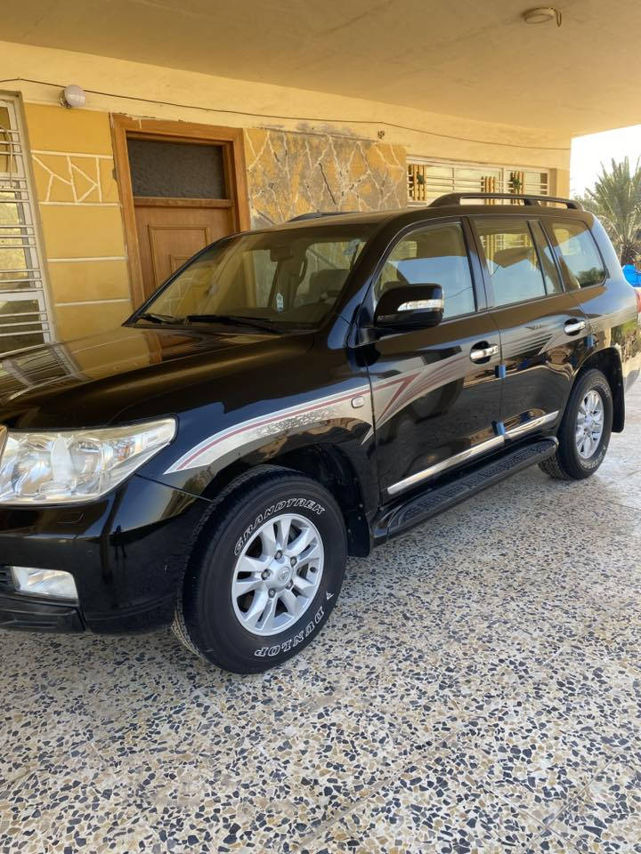 لاندكروز 2010 للبيع ماشيه 160 حقيقي السعر 350$ وبيها مجال للتفاوض للتواصل الاتصال على الرقم ***********
