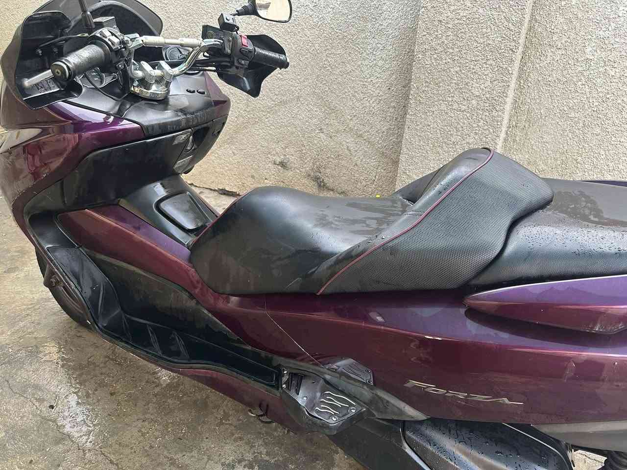 فورزة 0.10 MF
يدات تدفئة
جي بي اس 
جهاز انذار 
نضافة 90 بل ‎%‎
دراجة خير من الله 
بيها اشخوط قليلة 
سعر 1600 مليون وستمية وبيها مجال
وهذا رقمي ***********
