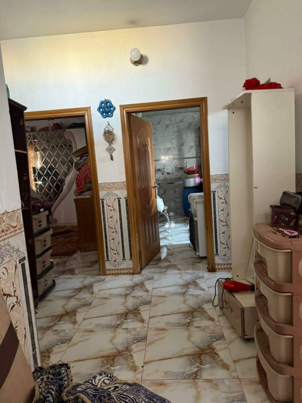 يالله ع بركة الله

بيت مساحته 250  متر  ملك صرف سكني
بناء طابوق 
طابق ارضي الداخل كله  سيراميك 
غرفتين ووحده سويت  
مطبخ وصاله وطرمه واسعه تكفي  كراج سياره وبي حديقة صغيرة 
وبيها على صفحة  مشتمل صغير غرفه جبيرة ومطبخ وصحيات  مو سيراميك 

الطابق الثاني  شقه أو مشتمل
بناء طابوق 
 سيراميك كله
الشقة منفصلة ومستقله بيها باب خاص بيها ودرج 
غرفه ومطبخ واستقبال وصاله وصحيات وطرمه 
العنوان شارع السكلات قريب  من بيت محمد كريم النائب

السعر ( 155 ) مليون وقابل للتفاوض 

للتواصل *********** 

الموشراي لا يتصل رجاءٍ
