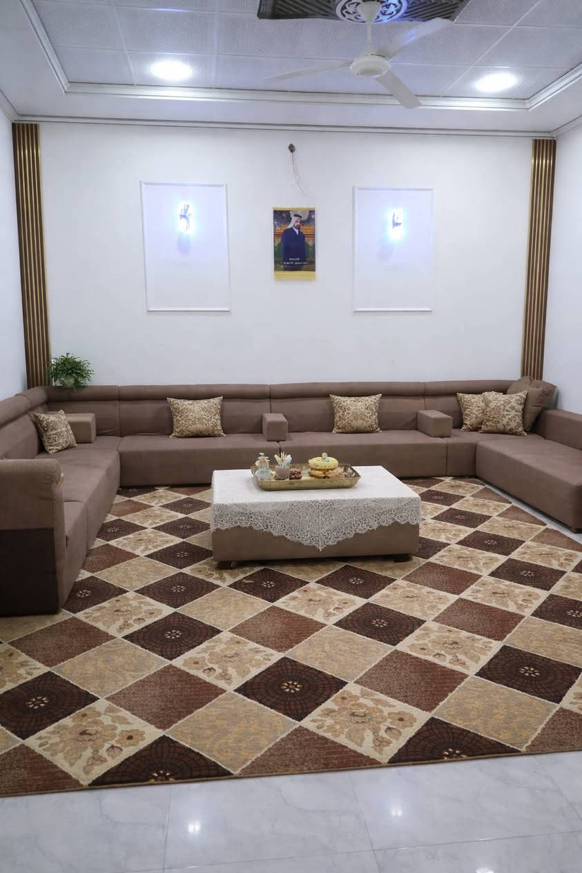 بيت لبيع باحمدان قرب جامع فاطمه مساحه البيت 200السعر 88وبي مجال لتواصل ***********
