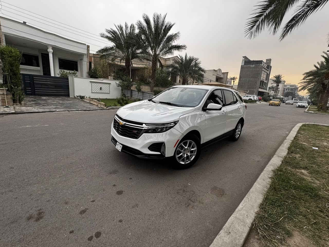 السلام عليكم لبيع فقط بدون مراوس بدون رقم 

شوفرليت اكوينكس LTموديل 24 ماشيه 22  الف
مواصفات السياره

بصمة تشغيل 
بصمة أبواب 
جنطه كهربائي 
كأمره دواره 
رادارات جانبي وأمامي 
حساسات إماميه 
حساس خلفي
محرك 1500 تيربو 
وبعد بيه مواصفات 
حادث السياره 3 قطع صبغ 

السعر 133  بدون رقم تترقم جميع المحافظات تكلفة الرقم 2 مليون ونص. فقط 

موقع السياره بغداد الدوره 
***********
