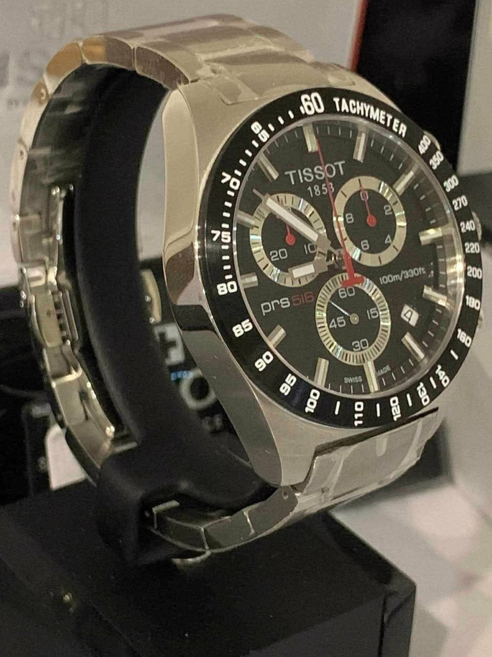 السلام عليكم.......
ساعة TISSOT سويسري اصلي بطارية 
ستوب وج 
كرونوكراف 
مكينة ٤حجر 
نافذة للعرض التاريخ 
سناتر شغالة 
أميال فسفوري 
القطر ٤٢.٥
مقاوم للماء ١٠٠م 
سير حديد ستانلس ستيل قفل فراشة معلم 
جديد غير مستعمل مع العلبة الأصلية وبطاقة الضمان 
السعر ٢٠٠$
يوجد توصيل ***********
