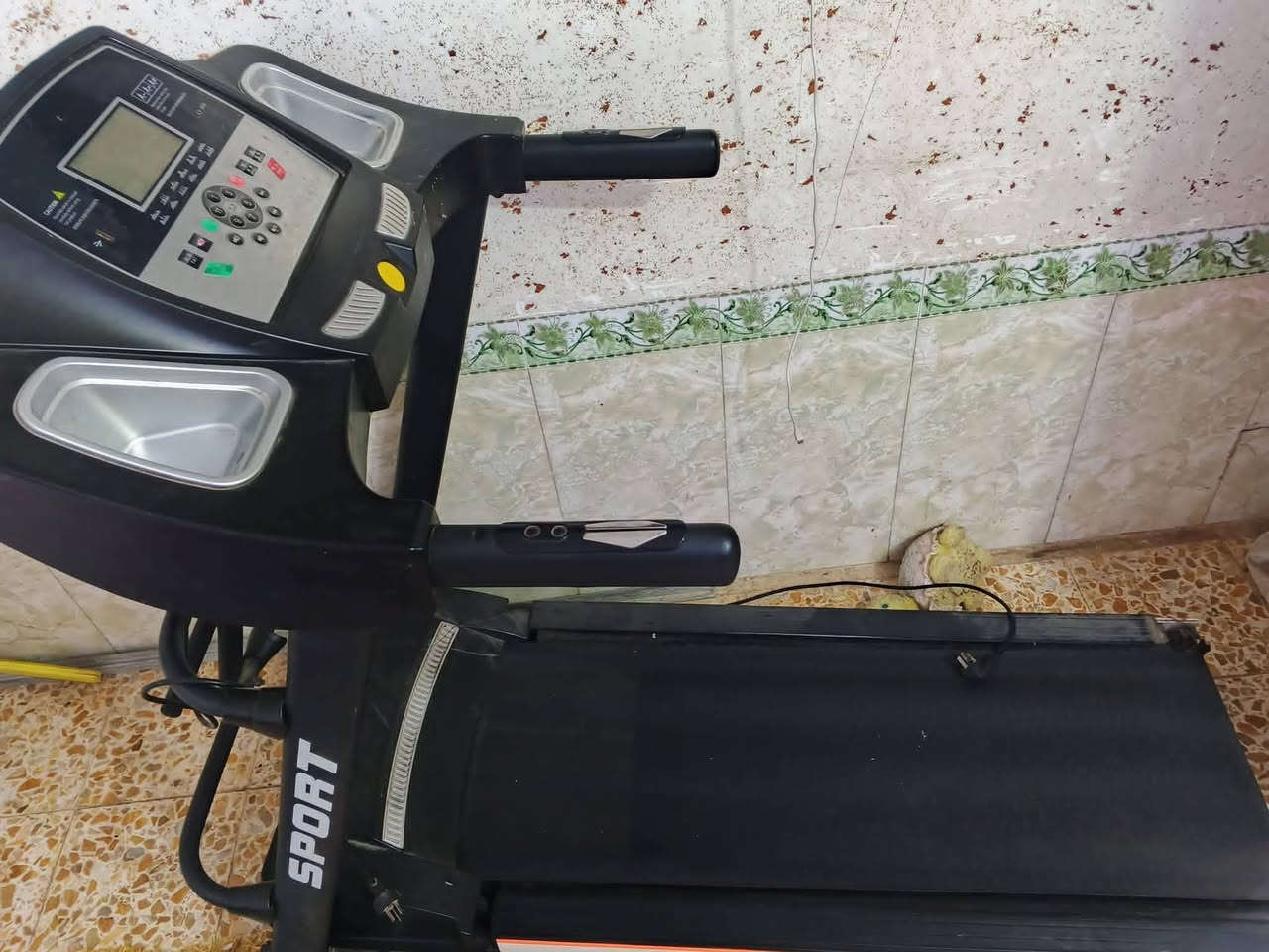 : للبيع جهاز جري رياضي نظيف جداً
جهاز جري مستعمل بحالة الوكالة، شغال وما بيه أي نقص أو عطل. نظيف جداً ومحافظ عليه تفاصيل تعال خاص او 
وتساب ***********
