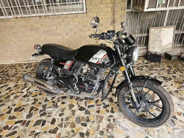 السلام عليكم 
دايوان لاتيه موديل 2023 
ماشيه 4000 بس !
ويل كب 
سيبايه موجوده
اشاير مبدلها بلد مثل بالصور
كله محسن بانزين 
دهن امزويل اديرلها
وياها خذوه agv اصليه مع سبيكر شغال
الدراجه نظيفه مثل بالصور
بيها سنويه واسط بأسم صاحب المعرض 
اللوحات مطبوعه فقط يراد واحد يمشي بالمعامله ويه صاحب المعرض وتتحول باسمه 
مكاني بغداد الاعظميه صليخ
الي يحب اسويله وكاله عادي 
اوراقها موجوده ايضا 
السعر 2.800.000 هي والخوذه وبيها مجال 
موجود ماسنجر واتس 
***********
