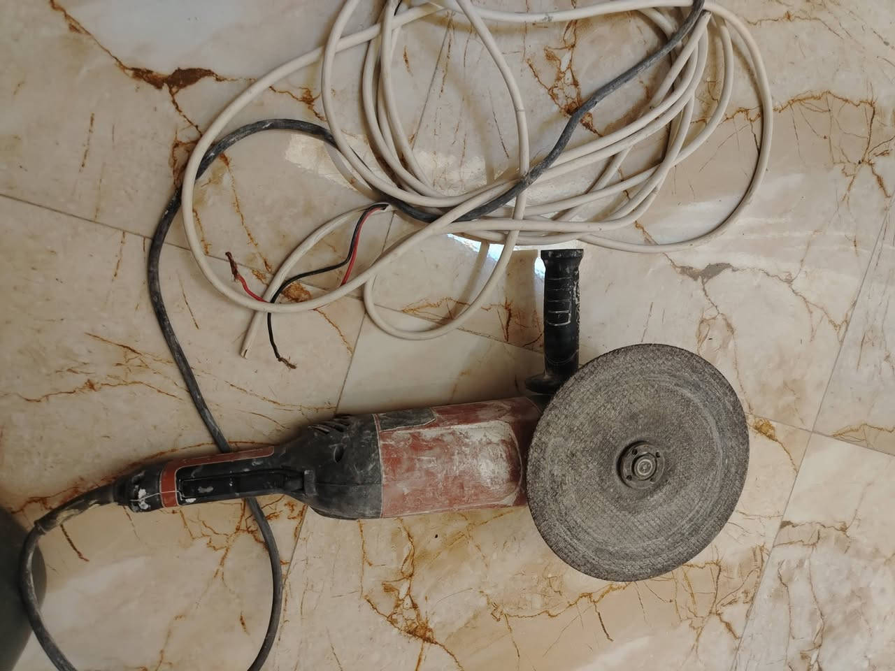 كوسره للبيع مستخدمه شهر واحد رايدها ب80 وبيها مجال مكاني موصل وهاذا رقمي ***********

