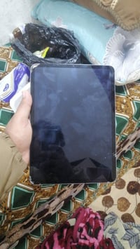 ايباد برو m2 ذاكرة 128 عايزة شاشه فقط سعرها160 تبديلها   بس ماعندي اسو...