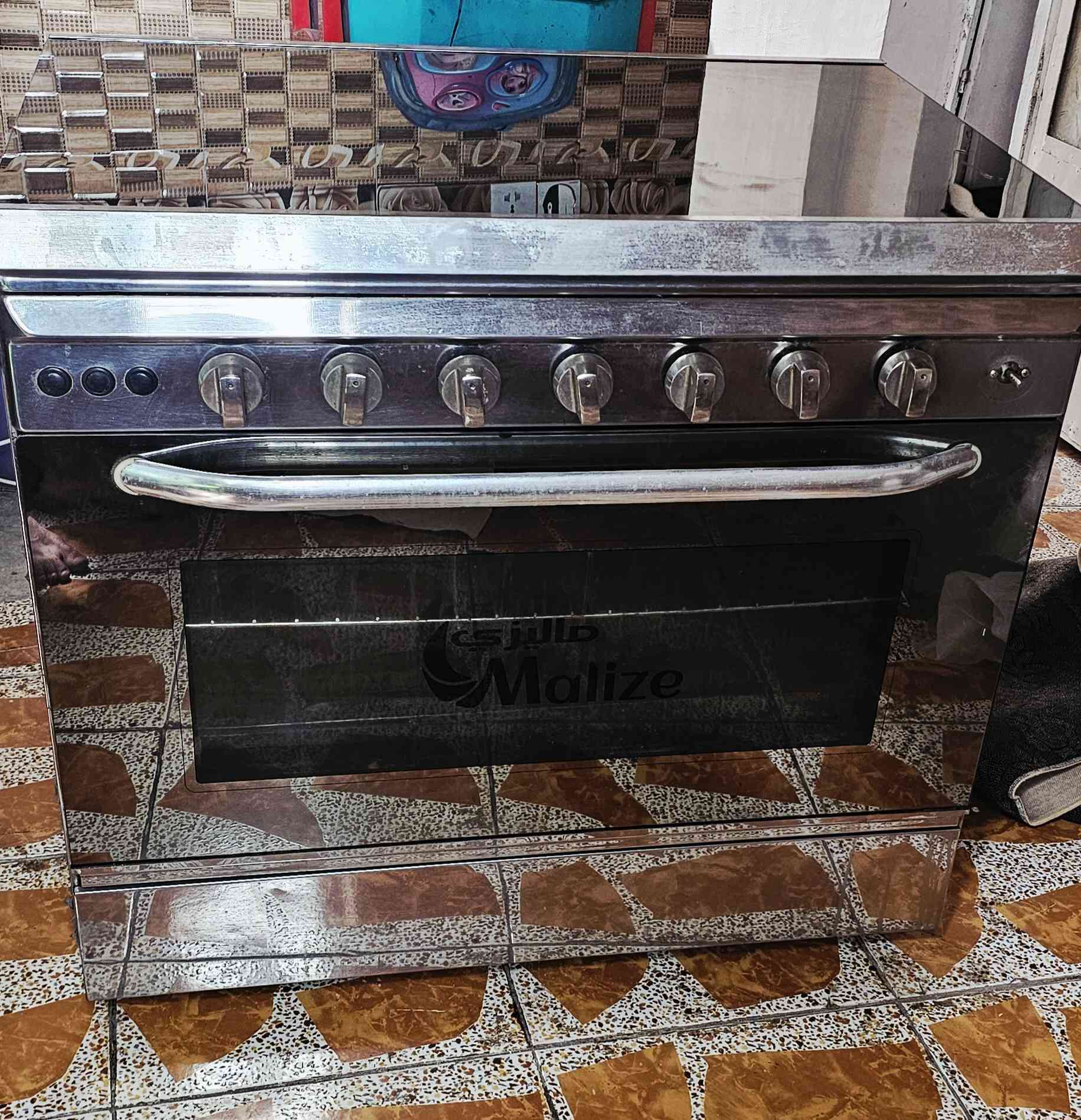 السلام عليكم 
طباخ مستخدم نضيف شغال
5 عيون والفرن فوك وجوة
سعرة 175 وبي مجال
***********
