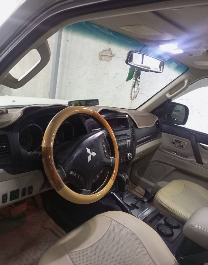 السلام عليكم للبيع باجيرو موديل 2010 رقم قادسية مميز مشروع وطني ماشية 172 حبتور فول  مواصفات مكفولة ماعدة باب بصف السائق بيهة صبغ السعر 145 مكان بغداد بوب الشام رقم الهاتف ***********
