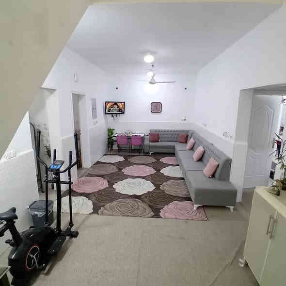 دار للبيع في مجمع الدوح
المساحة/ 218 
حر غير مطلوب
بناء صاحب الدار
طابقين 
الطابق الاول//استقبال وصالة كبيرة ومطبخ وغرفة عدد2 وتهوية عدد 2 مجمع صحيات عدد2 داخلي وخارجي وحديقة وكراج سيارة
الطابق الثاني// يتكون من غرفتين 2.(غرفة كبيرة بنظام السويت مع مجمع صحيات كبير) وغرفة ثانية وسطح.
‏للاستفسار ***********
