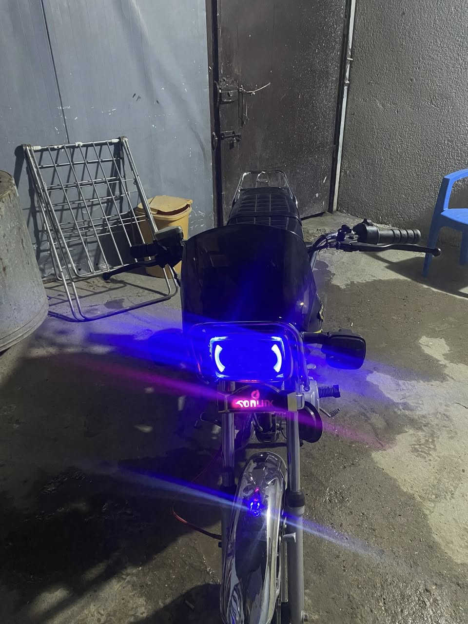 دراجة سونك للبيع كاملة مكملة نقص واحد بيهة ماكو خير من الله والله شاهد لا دلفري اشتغلت بيهة مال مدرسة اداوم بيهة واذبهة تجي وتكلب الصور ضالمتهة ما بيهة اي نقص 
سعرهة ب700
مكاني بل غزالية ومتواجد بل شعلة 
الرقم واتساب ***********
