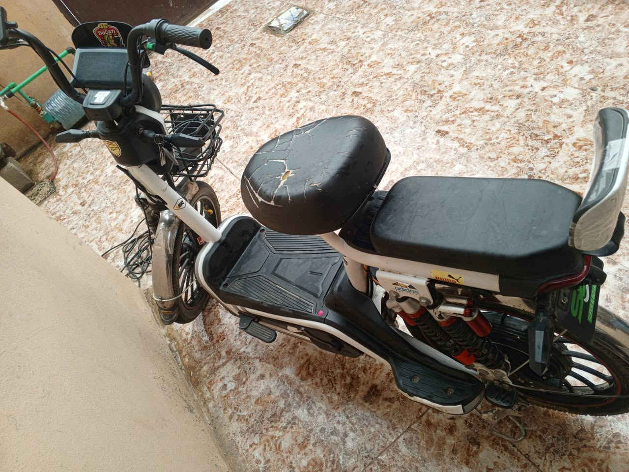 دراجة شحن للبيع حجم 20
سرعة عداد 70 حقيقي 60 🔥
اربع نمر 60 فولت🔢 
بطاريات 5 نظاف شرط الفحص 
كهربائيات كلها شغالة 
ملف 1000w
الشحن الكامل يمشيك حسب سرعتك ولكن بصورة عامة تمشي 25 كيلو 
العنوان حي الانتصار 
السعر 160 وبي مجال للشراي 
رقمي. ***********
