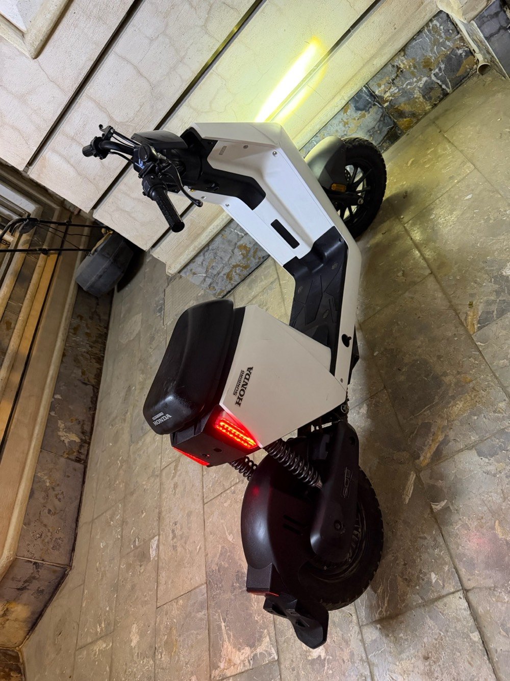 السلام عليكم 
دراجه شحن نوع هوندا 
دراجه كلش نضيفه 
وبطاريه ليثيوم 
العنوان:بابل المسيب 
سعرها 900وبيها مجال 
للتواصل :***********