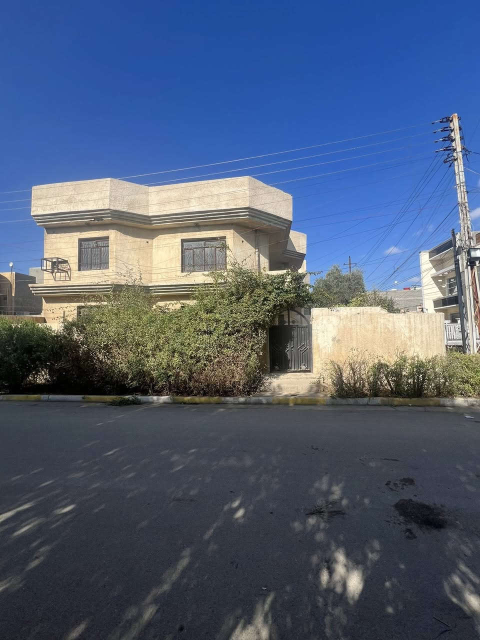 بيت 300 متر للبيع ركن  مقابيل البيت تشجير 
واجهة العقار 15 متر ونزال 20 متر. 
البيت يباع بسعر قطعة ارض 
موقع العقار حي الجهاد السمجة قرب ماركت بيتي مجاور الاطباء 
موقع مميز 
للاستفسار اكثر 
***********
