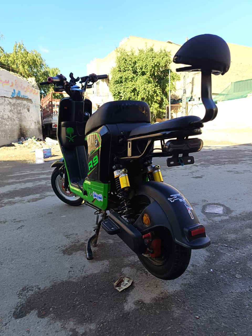 السلام عليكم عندي دراجه شحن R9 للبيع مكفوله كفاله عامه دراجه نضيفه جدا مواصفاته معروفه 5 بطاريات السعر 440 وبيه مجال للاستفسار *********** أو خاص
