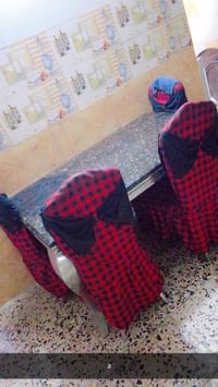 ميز طعام الطول متر ونص والعرض تسعين مرمر مع 4كراسي السعر80الف مكانه بغ...