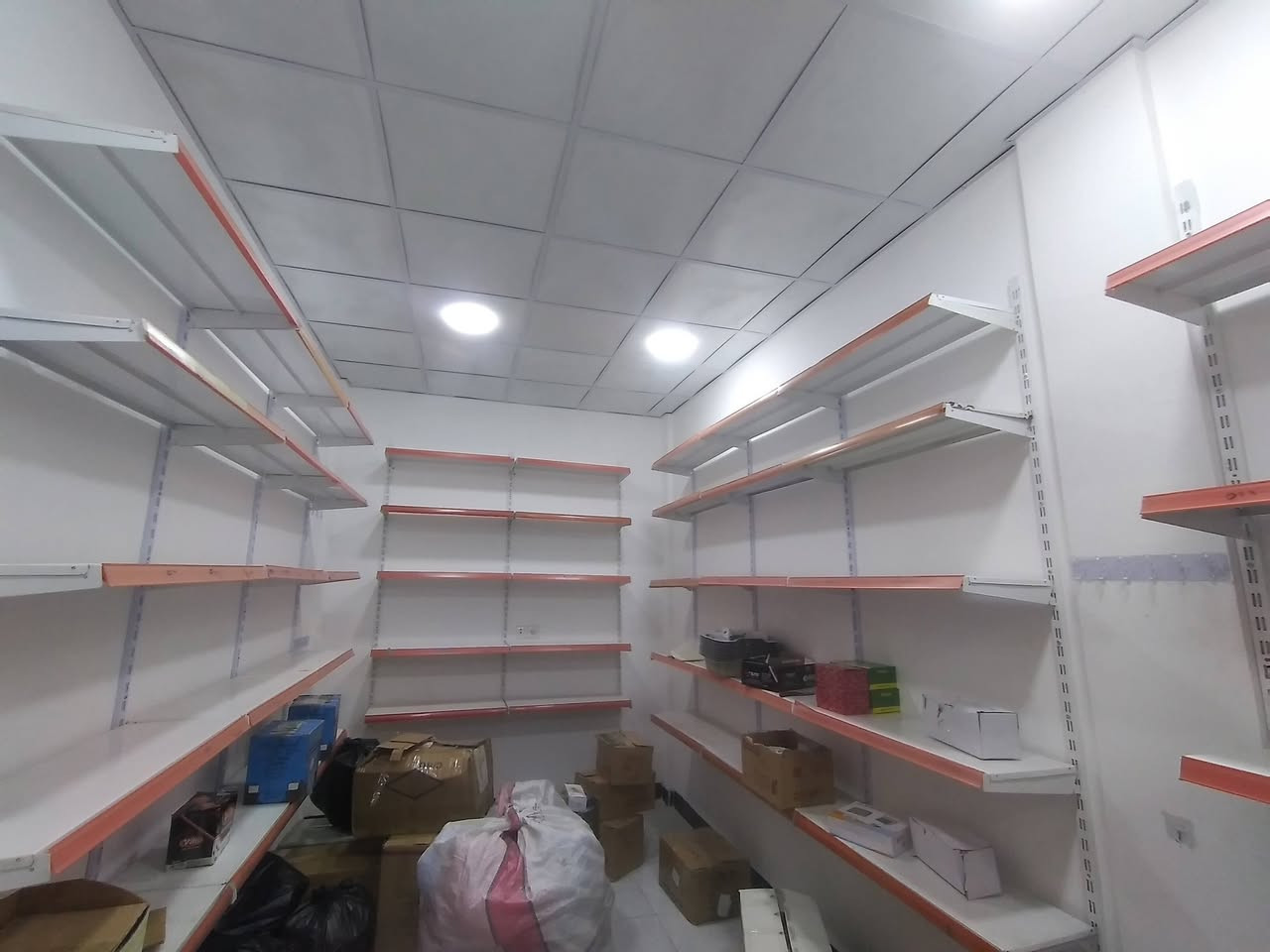 رفوف مال محل وماركت مستعملة اخو الجديد نوعية ممتازة ١٤ متر كل متر ٤ رفوف سعر المتر 27 الف بيها مجال الجديد مالته ب 32 الف
***********
