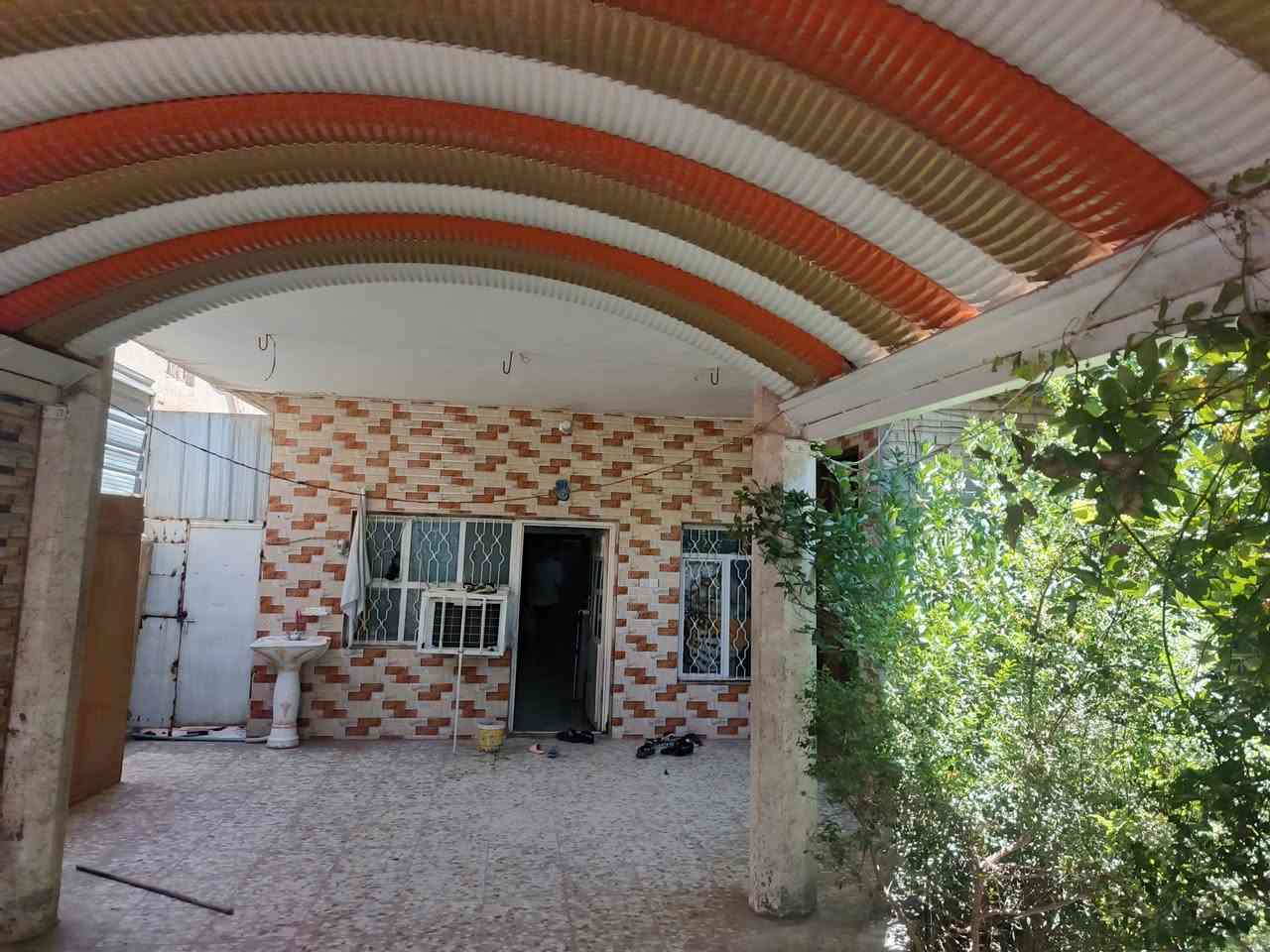 بيت للبيع المساحه 250متر طابو صرف غرفتين نوم وصاله ومطبخ وستقبال وصحيات داخليه وخارجيه حديقه وكراج سياره كافة الخدمات عنوانه طويريج حي الزهراء قرب شارع الحمداني السعر 175مع المجال للتواصل ***********////
