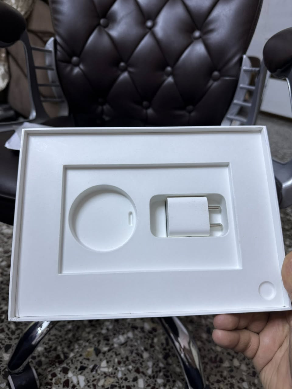 📱 ايباد جيل عاشر (iPad 10th Gen) - لون أزرق مميز
المواصفات:
 الذاكرة: 64 جيجابايت
الحالة الفنية: الجهاز مفحوص على برنامج 3uTools وماخذ درجة 98% (كل القطع أصلية وكالة وبدون أي تصليح).
نسبة البطارية: 84% (أداء مستقر).
الملحقات: الكرتون الأصلي + الشاحن الأصلي + ملصقات أبل.
الملاحظات:
الجهاز شغال بامتياز ولا يشكو من أي خلل تقني.
يوجد نقرات بسيطة في الزوايا (موضحة بالصور) ولا تؤثر على الشاشة أو الأداء.
السعر : 325 ألف
***********/بغداد - الاعظمية
