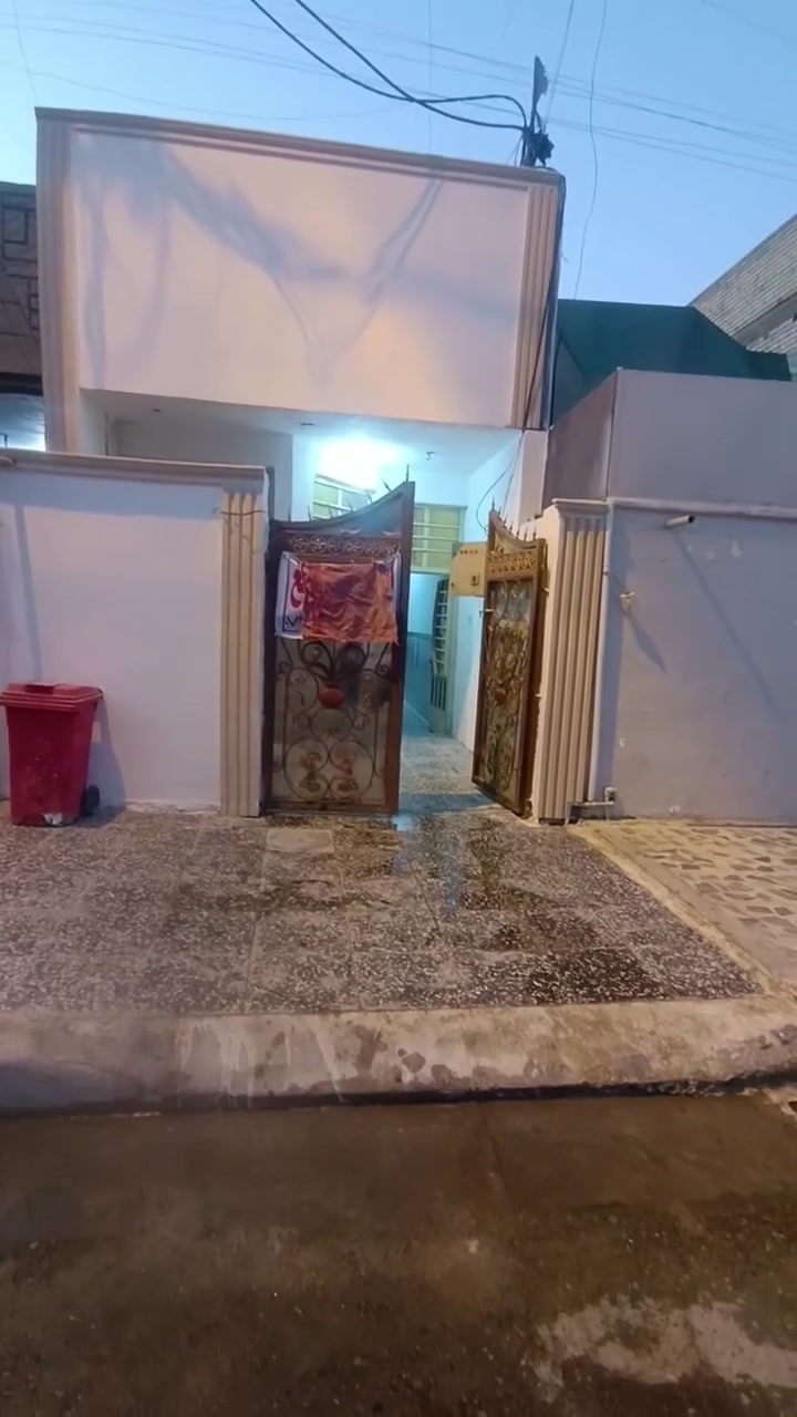 السلام عليكم توفر عندي بيت للبيع--زراعي سند 25 سند وكاله موجودات المساحه 100متر /جبهه--/4-- /نزال25---/ البيت طابق واحد منطقة كامله كل الخدمات مي مجاري تبليط كهرباء موقع البيت البلديات الضباط خلف الصحفيين قرب مدرسة زين القوس منطقه حي الامير للاستفسار *********** الرد واتساب ماسنجر أو الاتصال السعر خاص   حسن للعقار
