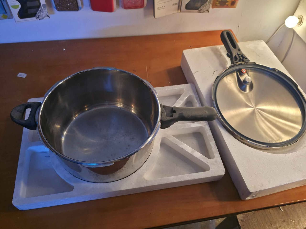 جدر ضغط كينوود 10 لتر أصلية - جديده 
​الوصف:
للبيع طنجرة ضغط من ماركة "كينوود" الغنية عن التعريف، سعة كبيرة 10 لتر مثالية للطبخ العائلي والولائم. تتميز بتصميم متين ونظام أمان متطور (12 ميزة أمان) لضمان طبخ سريع وآمن تماماً.
​الحالة: (جديده غير مستخدمه).
​المميزات: تدعم جميع أنواع الأفران (غاز، كهرباء، تحريض)، وسهلة التنظيف.

​السعر: 90 الف

​يوجد توصيل لجميع محافظات العراق
 للإستفسار راسل الصفحة 
واتساب *********** بغداد, العراق
