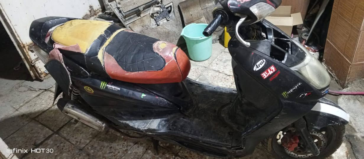 سلام عليكم سكنس نثيه نكره سلف عليها صالنصه حجم بوشتها 58ونص دراجه نقصها دوشمه والقاعده مال كفر مثل ما موضح بلصوره شلعه ومعدل تاكل الكاع دراجه مزوده بلحقيقه صوت الصالنصه طرب عنواني بياع شارع الضغط
السعر400وبيه مجال 
الرقم ***********
