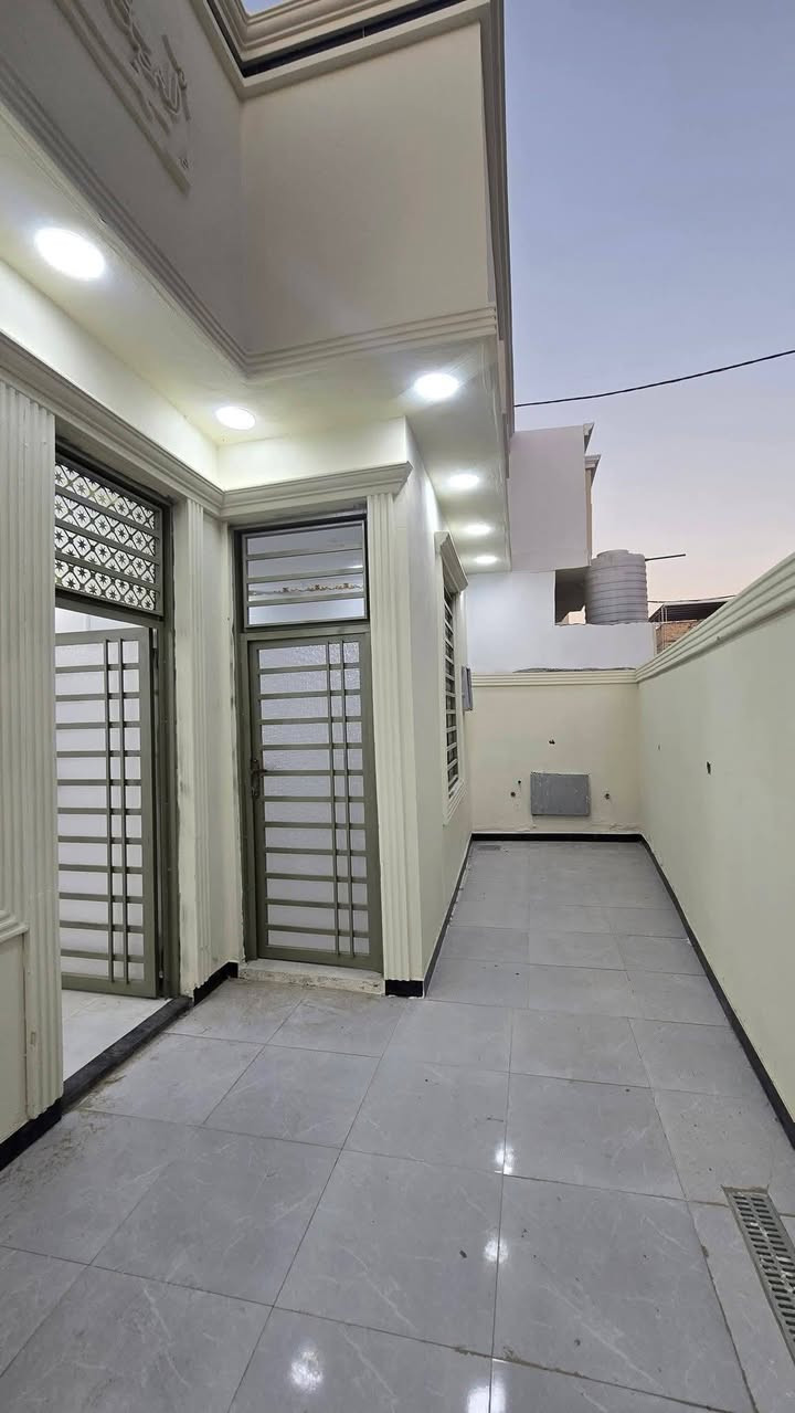 🏠 دور سكنية حديثة للبيع في البصرة - أبي الخصيب 🏠
متوفر الآن ( 3 ) دور سكنية بتصميم عصري وبناء حديث، جاهزة للسكن الفوري.

​✨ المواصفات العامة:

​المساحة: 150 متر مربع لكل دار.

​نوع العقار: طابو زراعي (سند 25).

​حالة الدور: بناء جديد، فارغة، ومكتملة الخدمات.

​📍 الموقع:

البصرة - قضاء أبي الخصيب - شارع كوت ثوني (بالقرب من صيدلية كوت ثوني).

​🏗️ التفاصيل الداخلية لكل بيت:

​🛏️ غرفتي نوم (2).

​🛋️ صالة استقبال.

​👨‍👩‍👧‍👦 ديوان.

​🍳 مطبخ.

​🚿 مجموعتين صحية (داخلية وخارجية).

​🚗 طارمة واسعة.

​💰 السعر: 87  مليون دينار عراقي (قابل للتفاوض للجادين).

​📞 للتواصل والاستفسار:

​*********** 

​نرحب بزيارتكم ومعاينتكم للدور في أي وقت.
