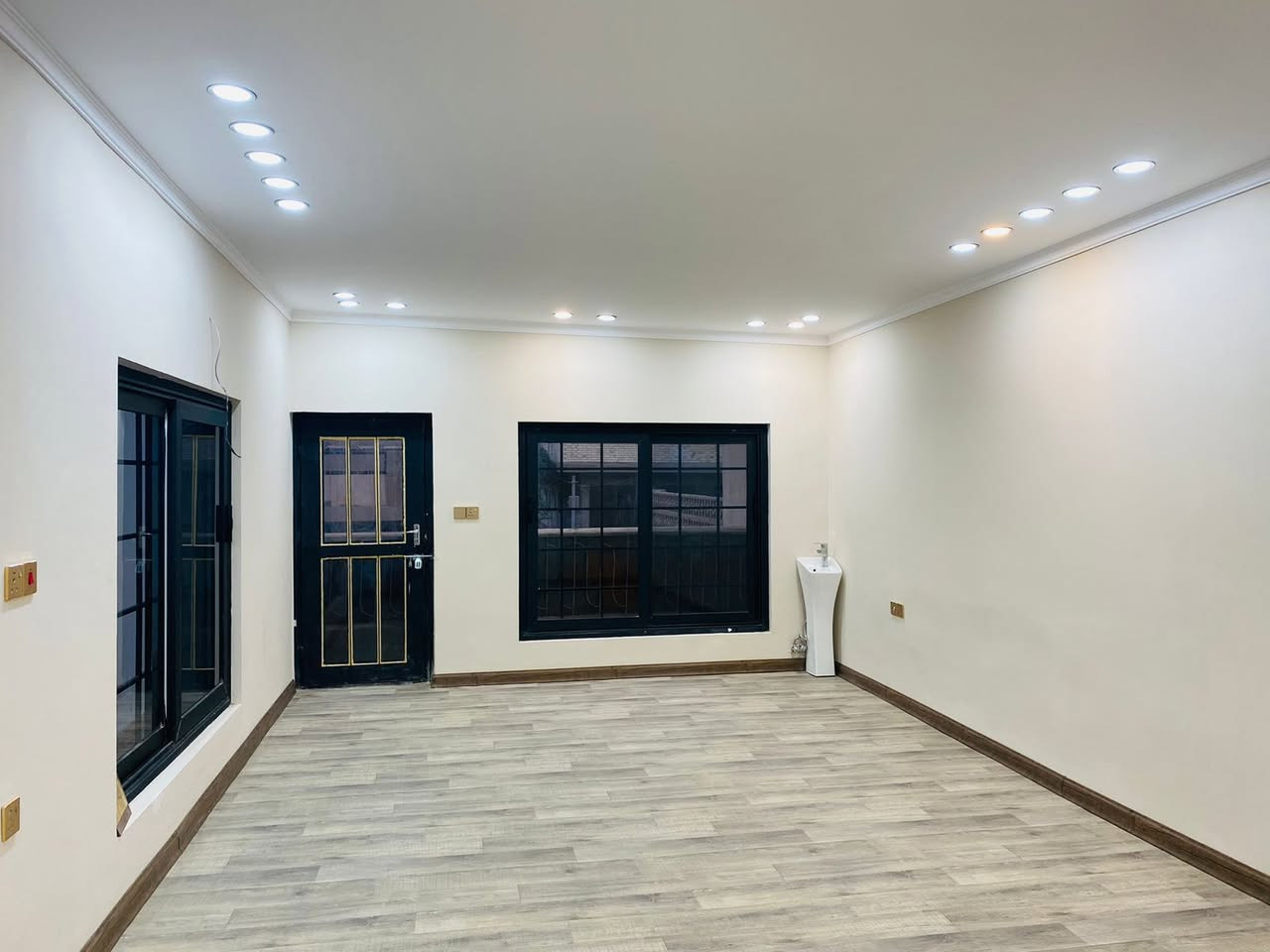 عقار تجاري للبيع بسعر الارض.

الحارثية محلة 211 / الفرع الثاني بعد المول / العقار الثالث عن شارع الكندي 

الفرع مصنف تجاري طبي ( تكدر تحصل اجازة بناء 7 طوابق رسمية في حال الهدم واعادة البناء  )

المساحة 200 متر  (وجه 6 وبعد 20 متر تفتح 8.3 )

السند طابو مستقل وبأسم شخص واحد .

يحتوي حاليا على محل مع دار مرمم حديثا ويمكن استغلاله او إيجاره وبدون نقص .

يباع بدون دلالية ومكاتب ووسطاء .

السعر 68 ورقة للمتر الواحد.

***********
