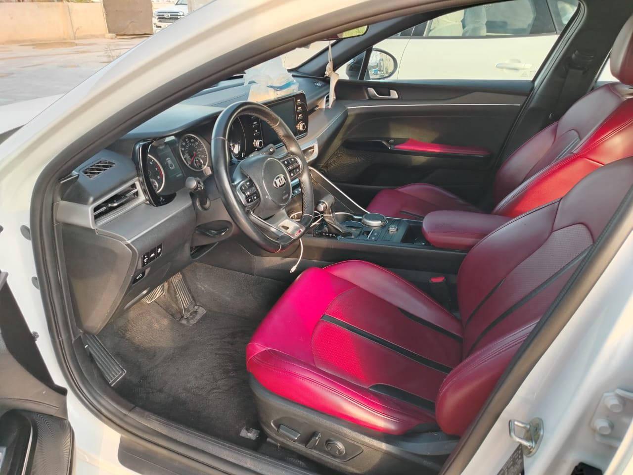 السلام عليكم كي فايف موديل 21 رقم سليمانيه وارد امريكي. ضرر جاملق وبنيد  بدون شواصي  وبيه شبر صبغ بجنطه  ماشيه 100 الف كيلو متر  السعر 170 وبيه مجال بسيط  رقم الهاتف ***********
