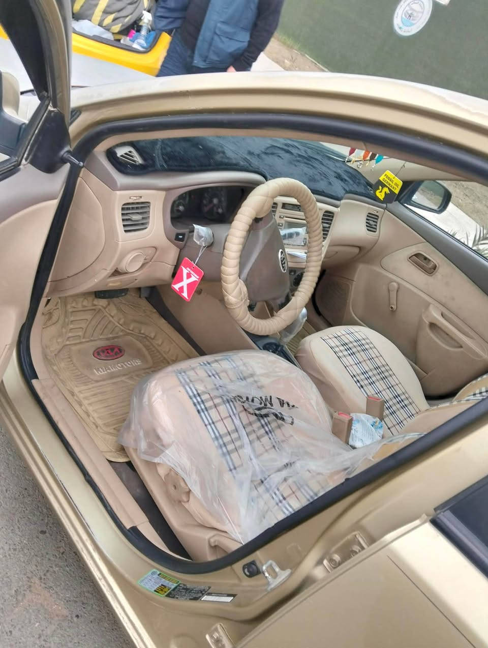 سلام عليكم كيه ريو موديل 2008 وراد امريكي بيه جاملغ الامامي بدون دواخل سياره ماشيه 74 حقيقي كير مكينه مكفول مكينه 1600 تخم تاير تبريد ثلج تتفه شغاله صدر امامي خلفي جديد متصرف عليه الف رقم بغداد رقم انكليزي معروضه 73 بيه مجال مكان بغداد شارع فلسطين 
مكلف بل نشر 
‭0771 286 5231‬ بغداد, العراق
