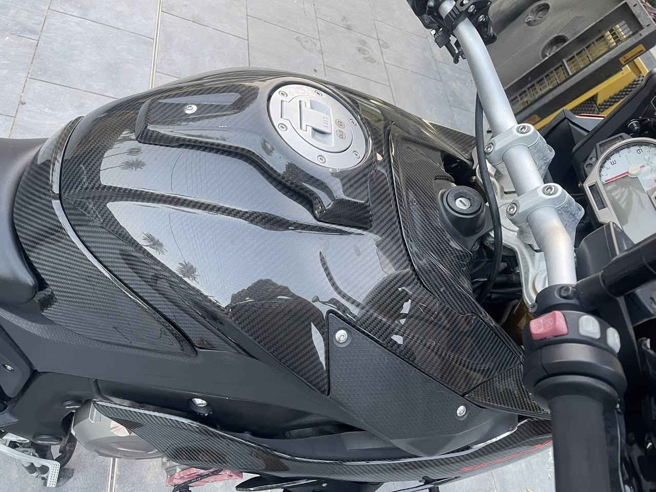 للبيع BMW S1000xr k49 موديل 2019
دراجة مرقمة لوحات سنوية باسمي تحويل بنفس اليوم 

دراجة مزودة بــ قطع كاربون فايبر تقريبا تعتبر فول كاربون 

مزودة بـ اكزوز كوبرا الماني المنشأ 

مزودة بـ شاشة navigation نوع  CHIGEEGO  

 مزودة بـ جهاز البرطاني المعروف عامياً HEXezCAN  لإضافة ملحقات مثل مجموعة اضائه وبزر هورن 

 مع قرص CD  لصيانة كافة الاعطال ومخططات الصيانه 

مع جهاز كشف الاعطار والبرمجة كودات  الجهاز معروف GS911 wifi  الجهاز يدعم فقط دراجات BMW  جهاز برطاني المنشأ 

دراجة ممشاها قليل استخدام شخصي  

صيانه دورية وتبديل زيت والفلاتر بمواعيد الشركة 

كافة التحكمات تعمل 

تحكم  suspension دبل امامي خلفي 

تحكم تثبيت السرعة 

تحكم في ABS 

تحكم تركشن كونترول 

تحكم  بنوع القيادة مثل مطري سبورت وداينمك 

مزودة ب ABS PRO 

صوت الدراجة  الاكزوز هو بوب كرون popcorn sound

دراجة قدرتها الحصانية 174 hp

Speed limit open 300 km

مزودة بـ انارة امامية ثانيوية تعمل عالي ناصي وتعمل فلاش مع الهورن 

نوع الفرامل الامامية (بريك) بريمبو 

نوع الفرامل الخلفية (بريك) BMW 

تاير امامي خلفي جديل تم ستبداله قبل شهر تقريباً  تاير امامي حجم 120

تاير خلفي حجم 200 

مزودة بصندوق خلفي حجم ٦٤ لتر نوع GIVI اليطالي 

معروضة بسعر 100 ورقة 

وبيها مجال للشراي


**إذا كنت صاحب هذا الإعلان وتريد حذفه لأي سبب، رجاءا أرسل رسالة إلى الدعم الفني**